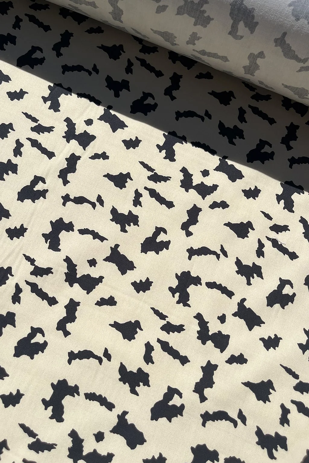 Cotton with an abstract print in beige and black3.jpg