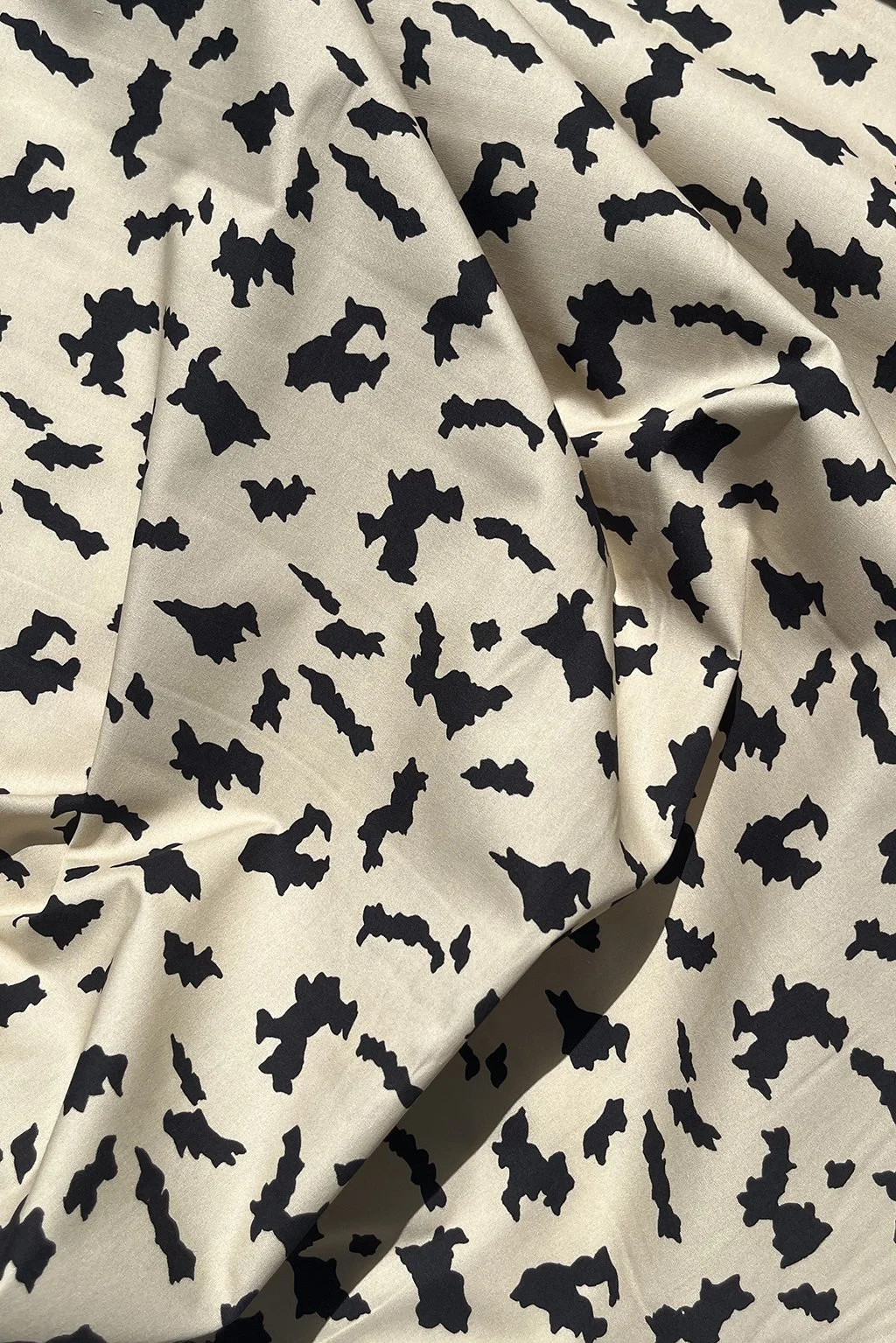 Cotton with an abstract print in beige and black8.jpg