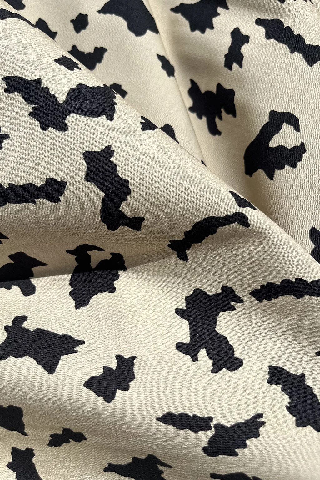 Cotton with an abstract print in beige and black a.jpg