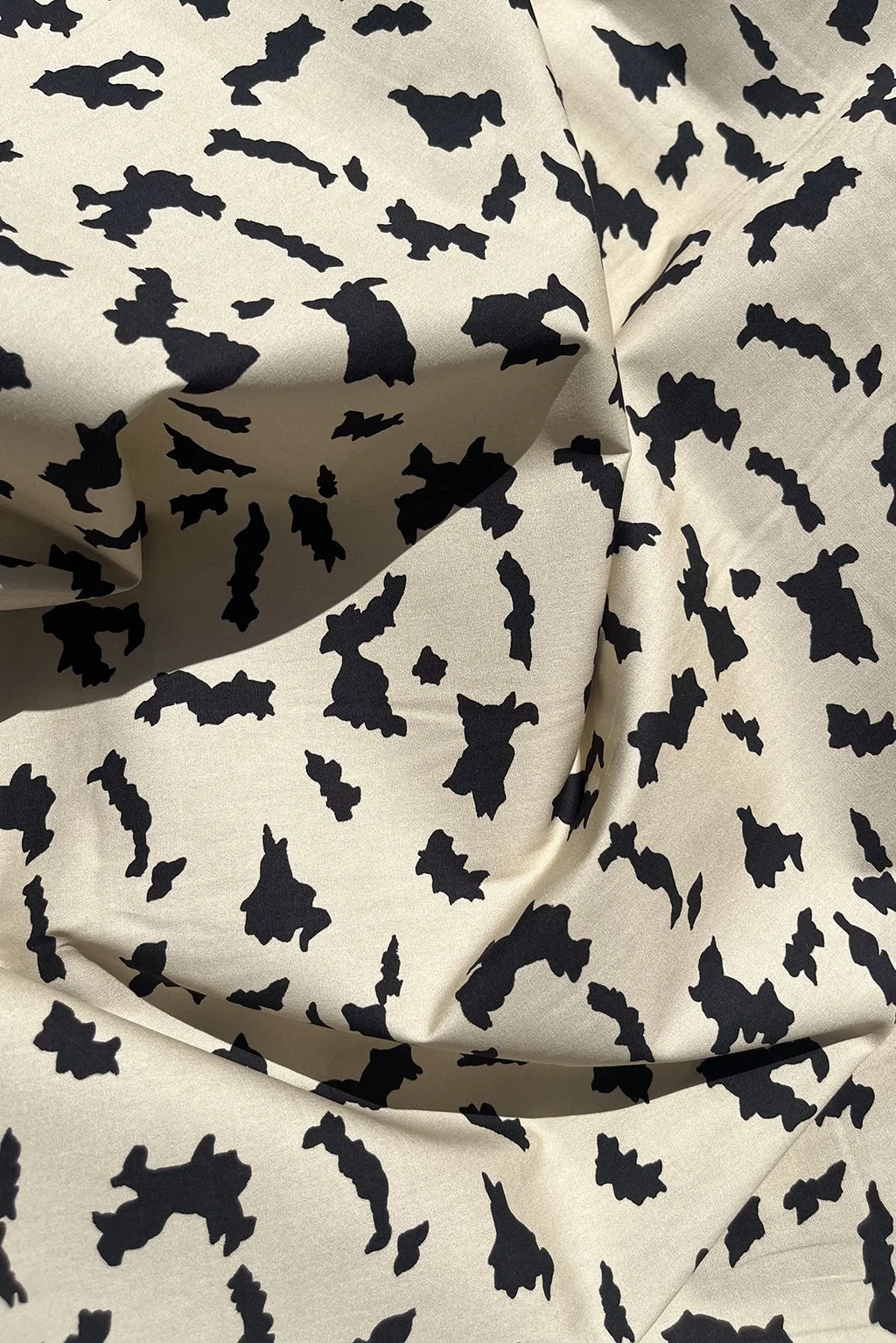 Cotton with an abstract print in beige and black5.jpg