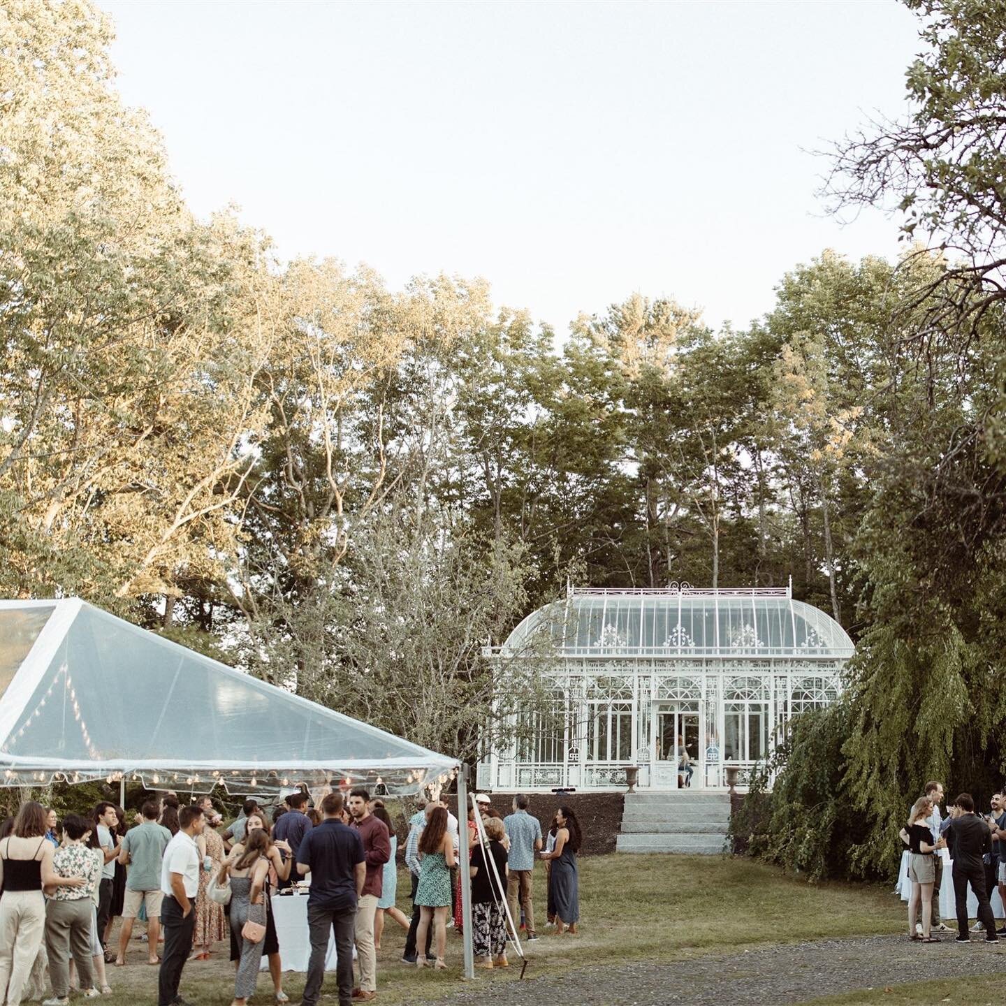 One of our favorite welcome parties to date. The beautiful views, the glass green house, dining Al fresco and enjoying a traditional Maine lobster bake with freshly shucked oysters, what more can you ask for. 

This beautiful Midcoast Maine property 