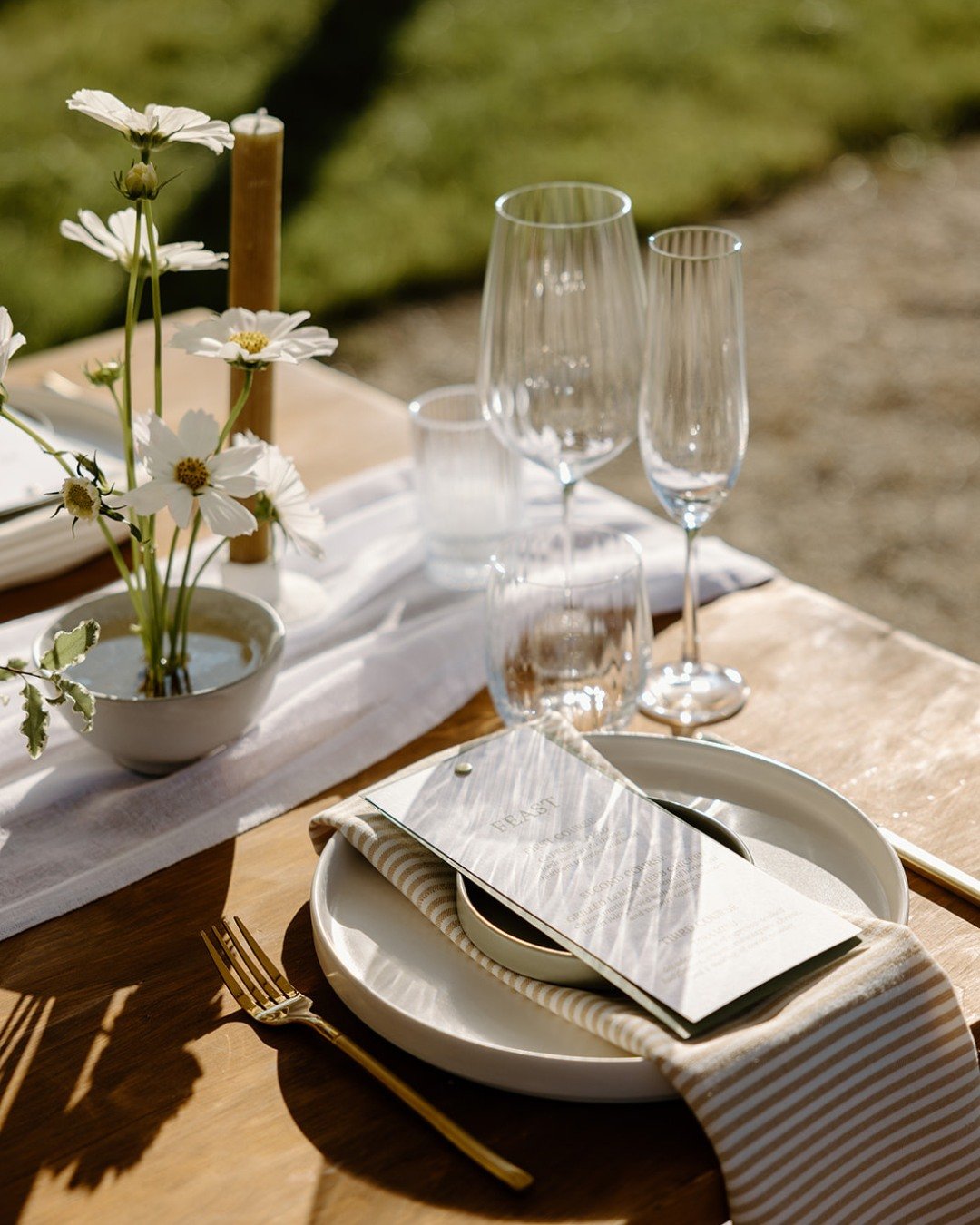 Sun is shining, it's Friday and, it's dinner party season. What more could you ask for 🍷

Planning and design: @kmarieeventsanddesign
Photography: @jillhoylephotography
Floral: @floraliadesignstudio
Linens: @nuagedesignsinc
Table and chairs: @refine
