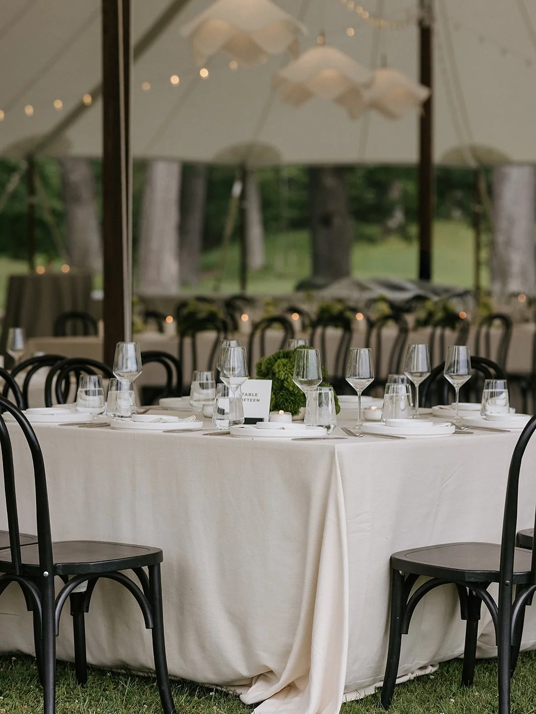 A well-deserved moment for Fiona and Billy’s Hudson Valley design. We focused on a polished and clean aesthetic balanced with warmth, comfort and natural hues, always putting hospitality at the forefront and weaving in subtly playful details th