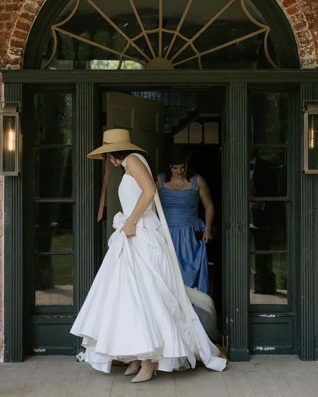 Before the ceremony even begins, the getting ready space shapes the mood. Fiona and Billy chose a rental home that felt like them and created a warm place to gather, breathe, and capture the start of their day with intention. 

Your getting ready pho