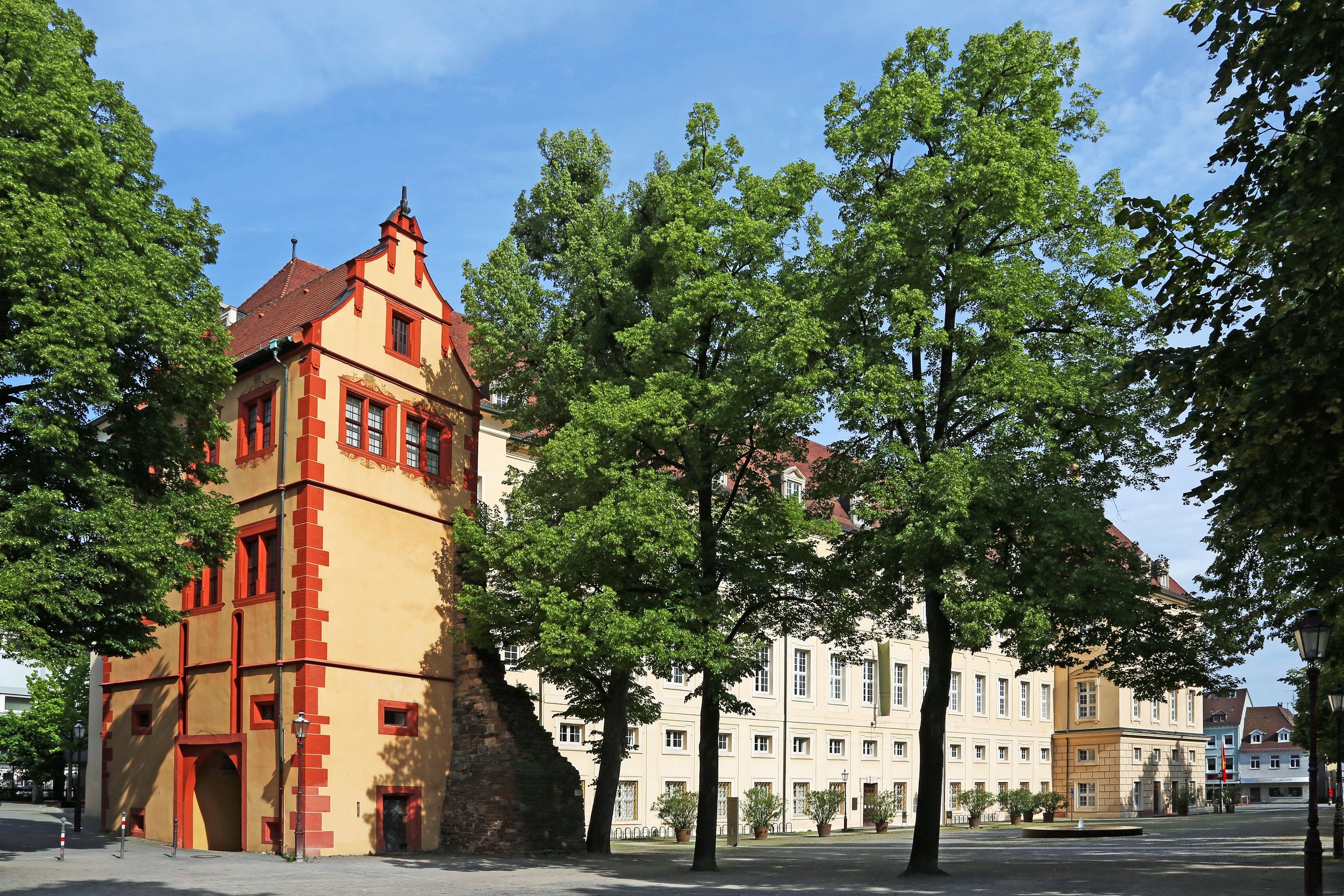 Karlsburg in Durlach mit historischem Gebäude und Bäumen-Immobilienmakler in Durlach Landauf & Co.