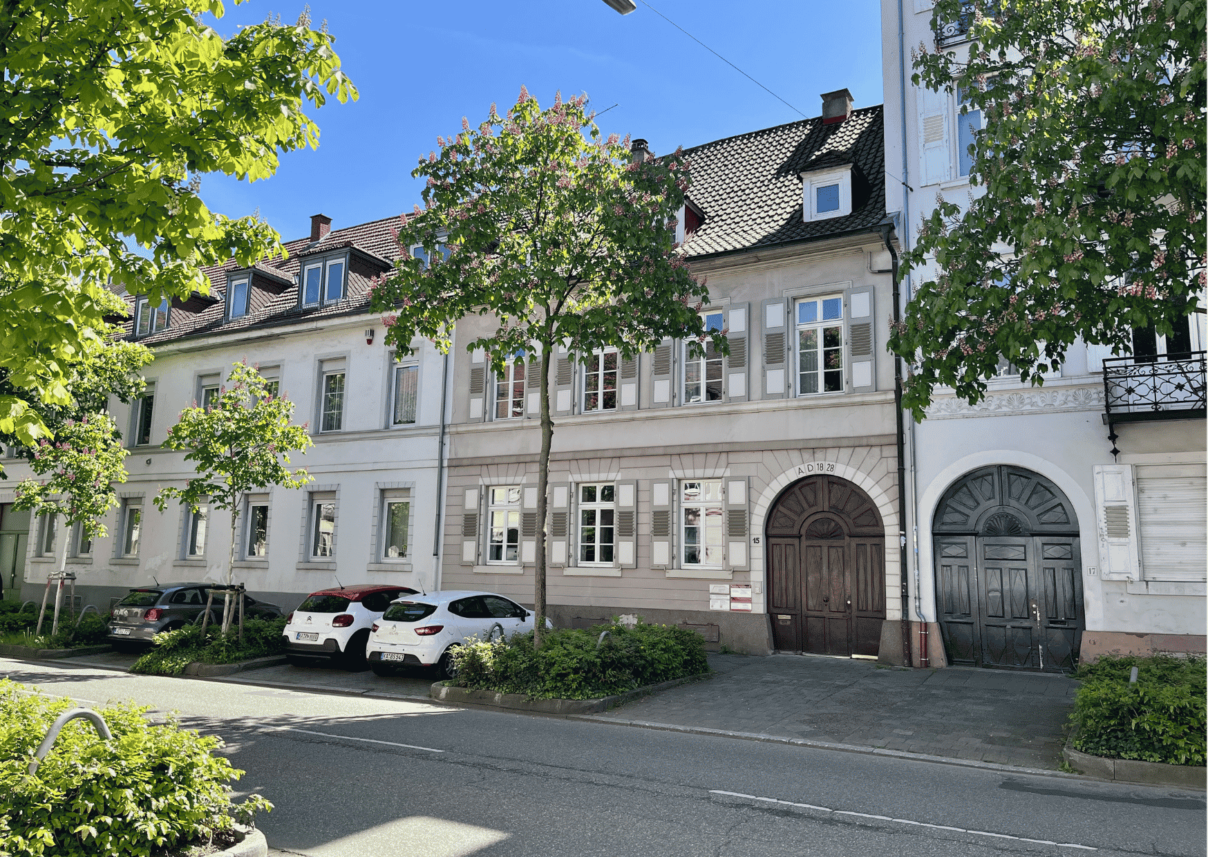 Mehrfamilienhaus in Karlsruhe mit historischem Eingangstor-Landauf & Co. Immobilienmakler in Durlach