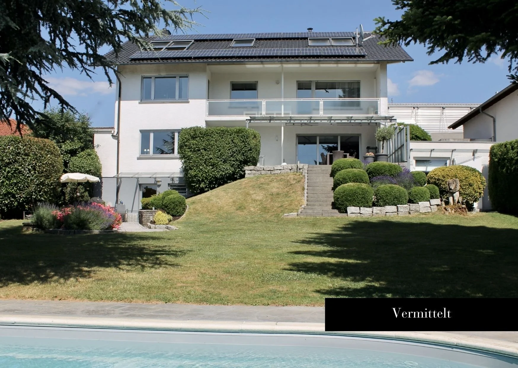 Einfamilienhaus mit Pool und Solar in Karlsruhe. Verkauft durch Landauf & Co. Immobilienmakler in Durlach