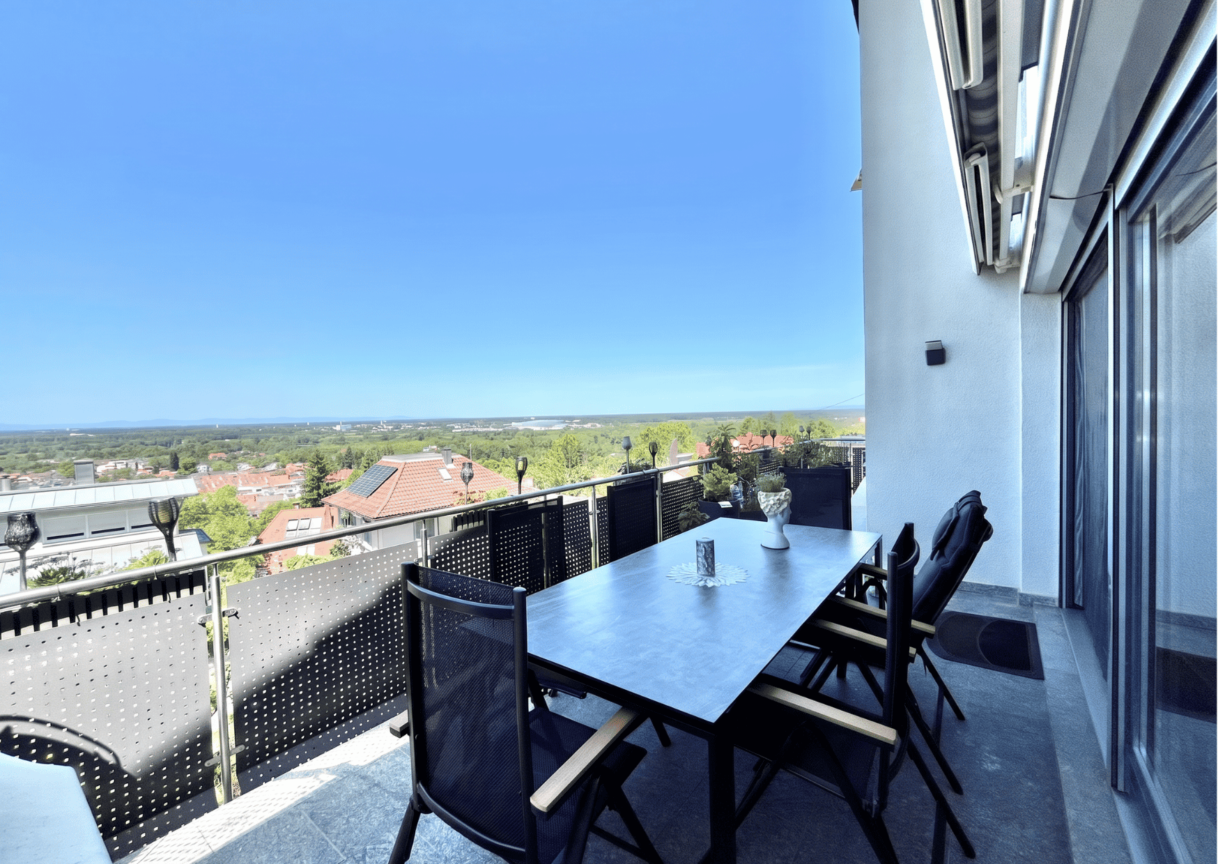 Balkon mit Blick in die Rheinebene_Immobilie kaufen Turmberg_Landauf _  Co. Immobilienmakler Durlach.png