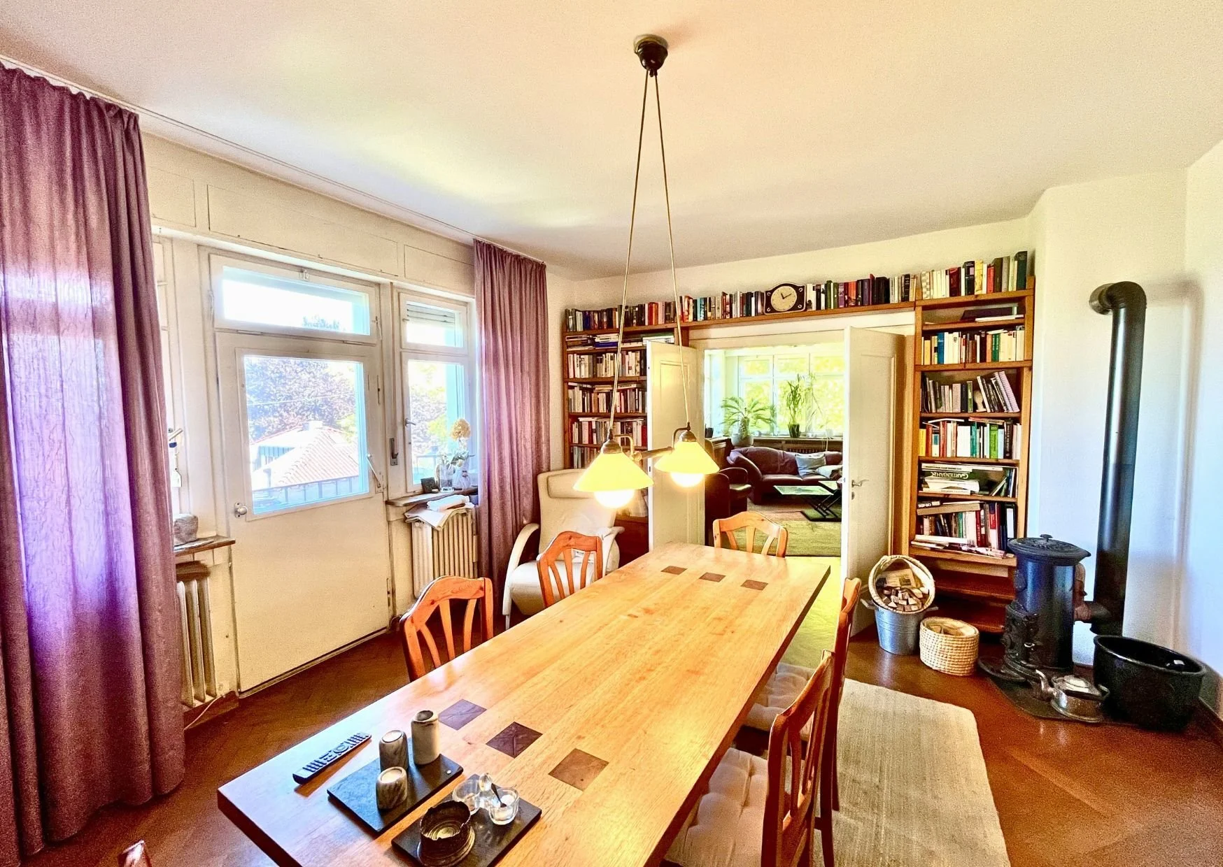 Esszimmer mit Tisch und Parkettboden und historischem Ofen-Immobilienmakler in Durlach Landauf & Co.