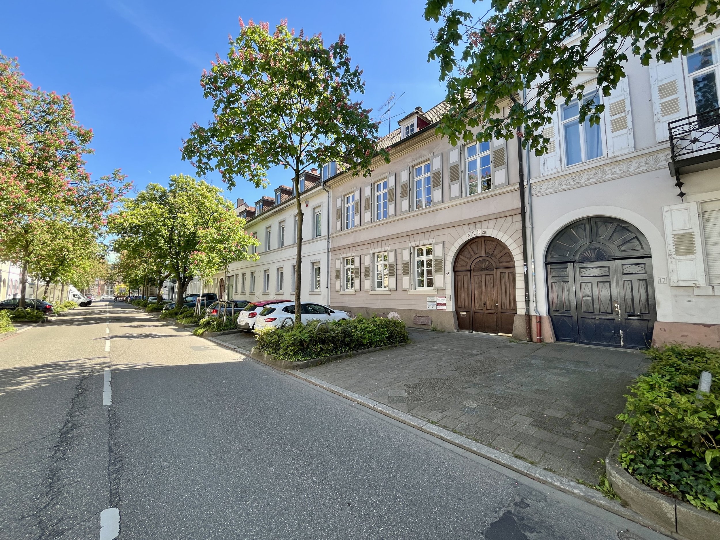 Begrünte Strassenansicht Mehrfamilienhaus Karlsruhe-Landauf & Co. Immobilienmakler in Durlach