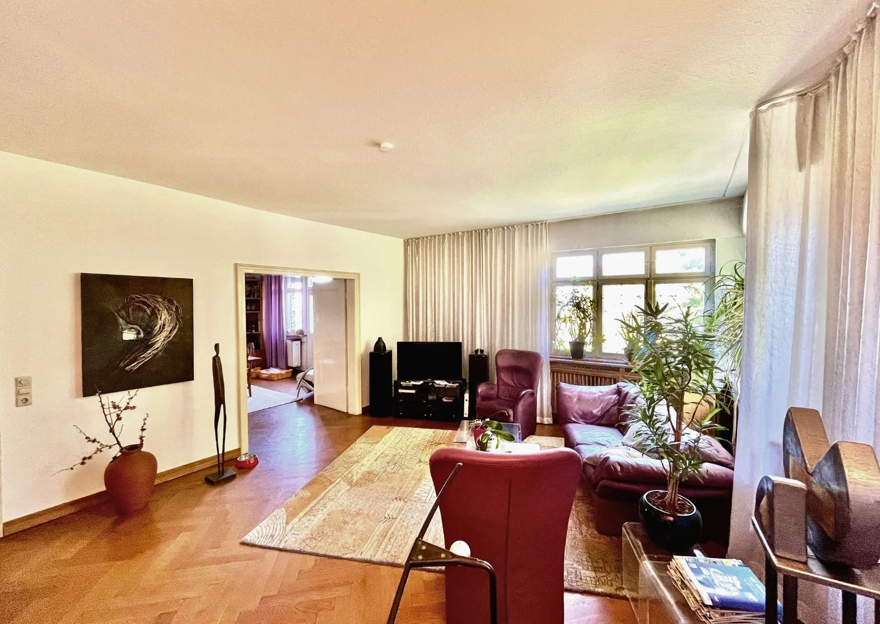 Wohnbereich in Villa mit Parkett und Ausblick-Immobilienmakler in Durlach Landauf & Co.