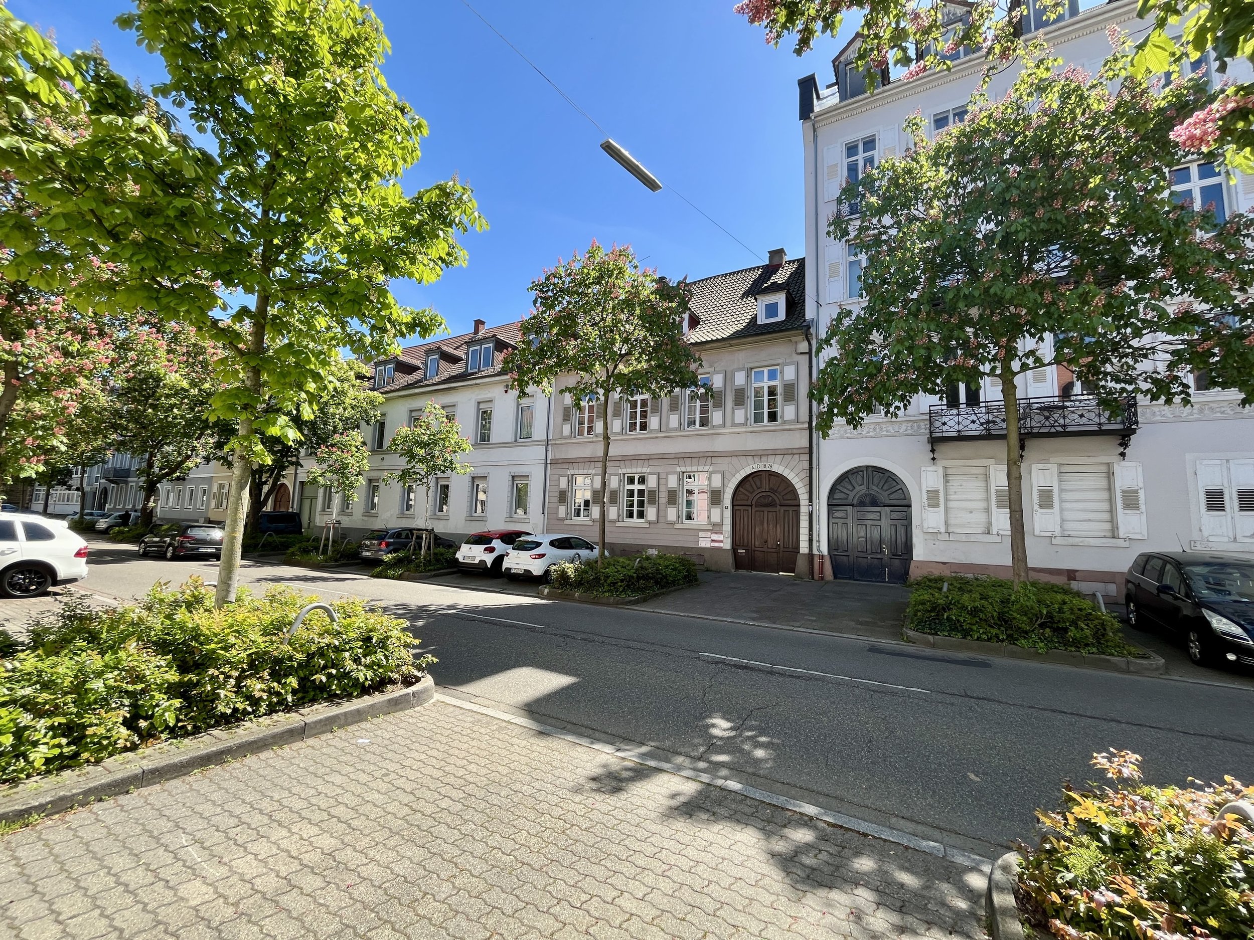 Strassenansicht eines Altbau Mehrfamilienhauses in Karlsruhe mit Bäumen--Landauf & Co. Immobilienmakler in Durlach