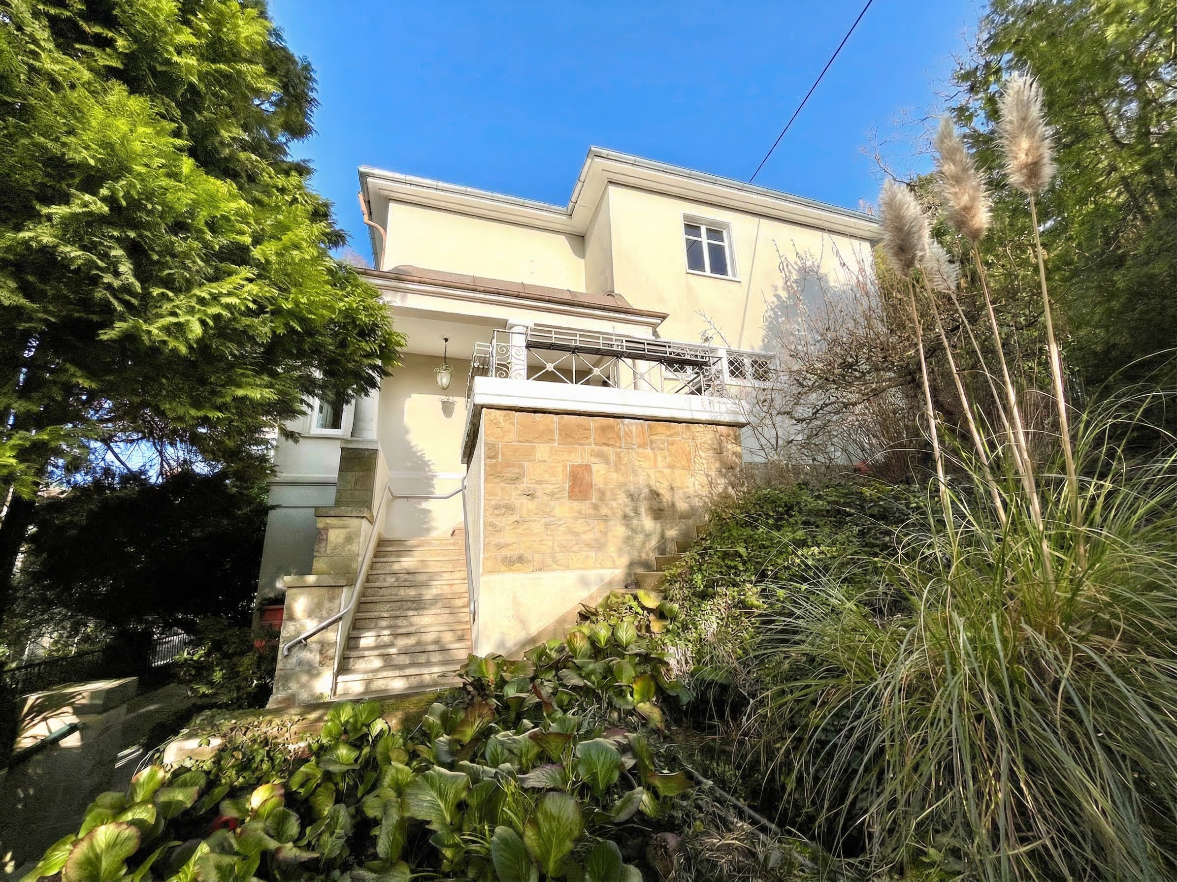 Haus in Durlach mit Terrasse mit Treppenaufgang mit blauem Himmel-Immobilienmakler in Durlach Landauf & Co.