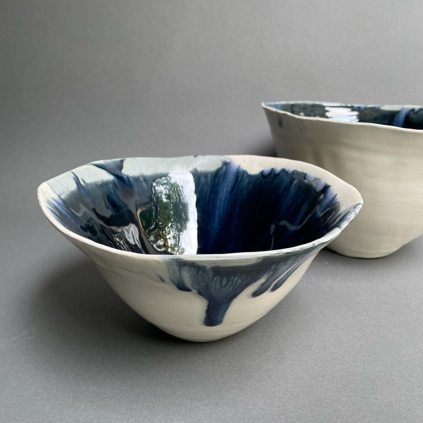 The movement of the glaze is magical.
Porcelain, electric kiln.