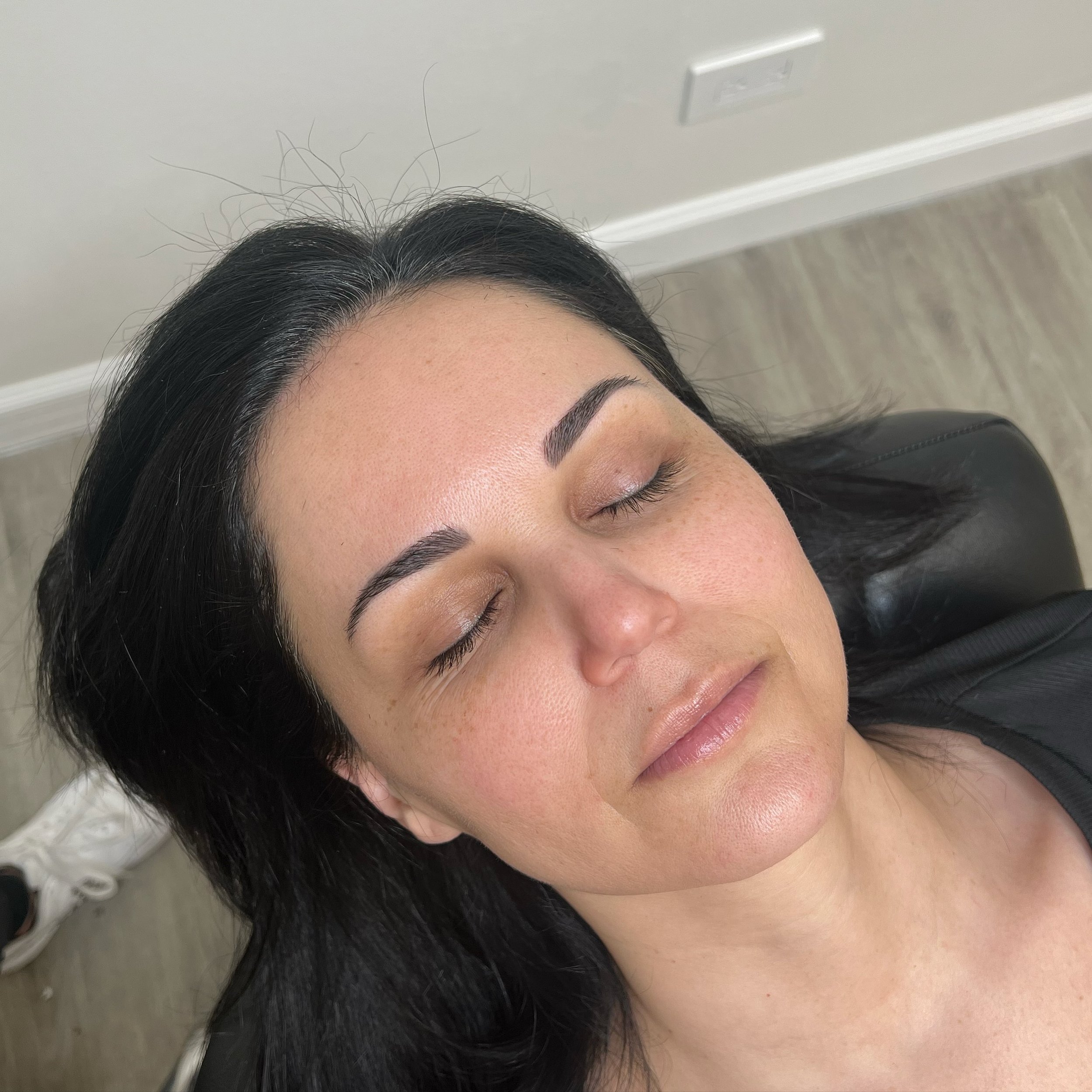 Beautifully healed powder brows - NO FILTER! Wale up with waterproof brows this summer! 🤤🙌🏽 #powderbrows #brows #browshaping #browartist #pmu #ombrepowderbrows