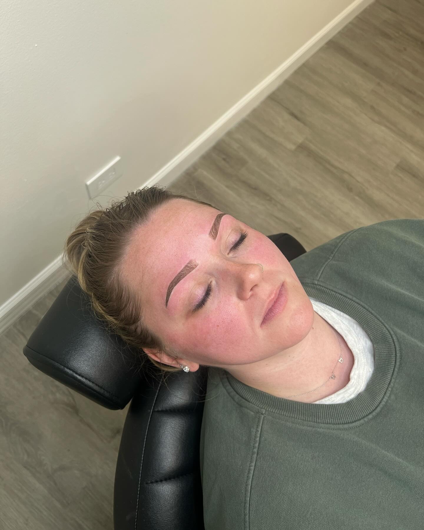 No filter 🤩 Swipe ⬅️ to see the transformation 💫 #ombrepowderbrows #powderbrows #brows #browshaping #browartist #browtechnician #browtech #browsonfleek #barringtonbrows #arlingtonheightsbrows