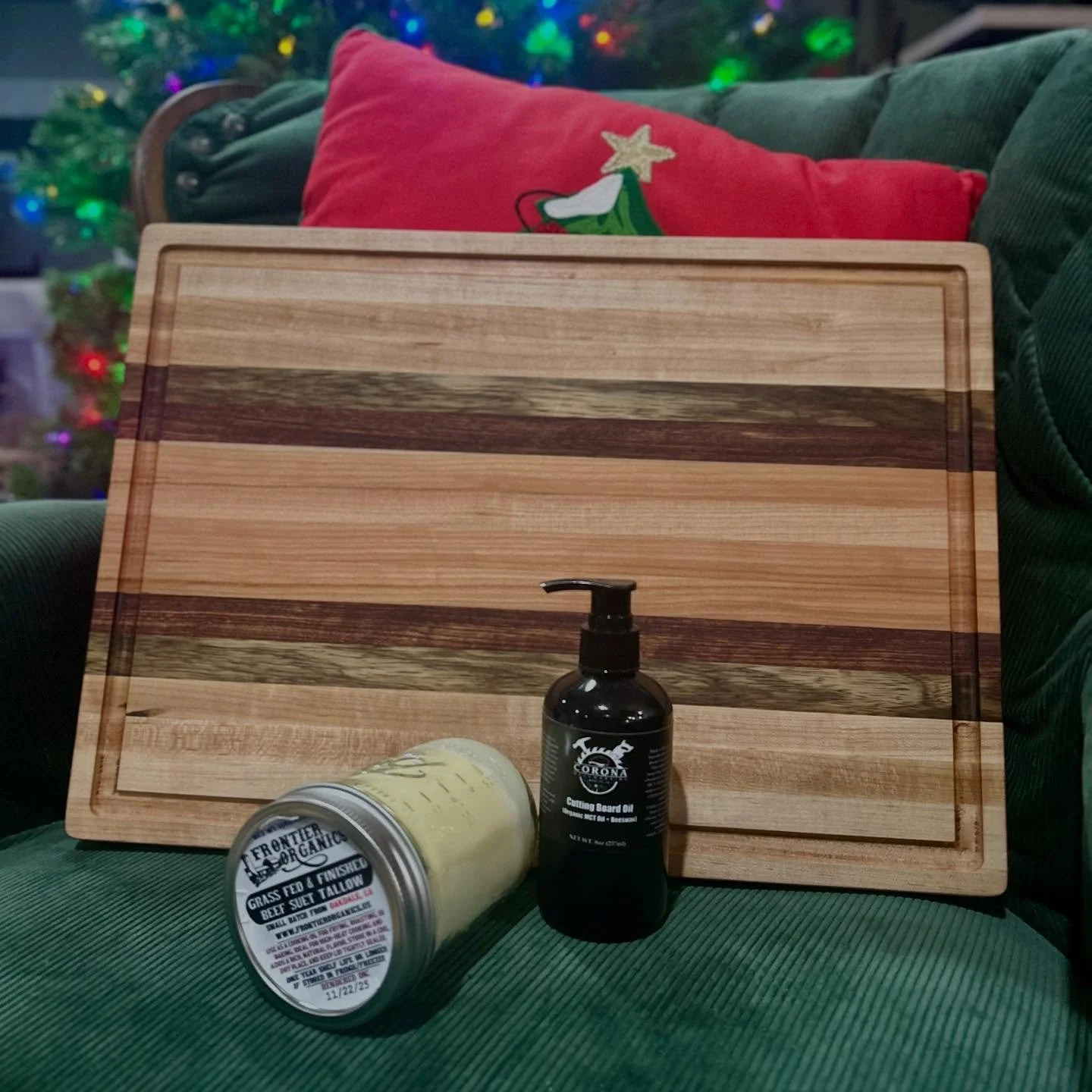It&rsquo;s the season of giving and we&rsquo;re doing our first giveaway! 🎄 

A very generous Secret Santa reached out to us to do a giveaway for one of our large cutting boards, cutting board oil, and a 16oz @frontierorganics tallow! 

✨ HOW TO ENT
