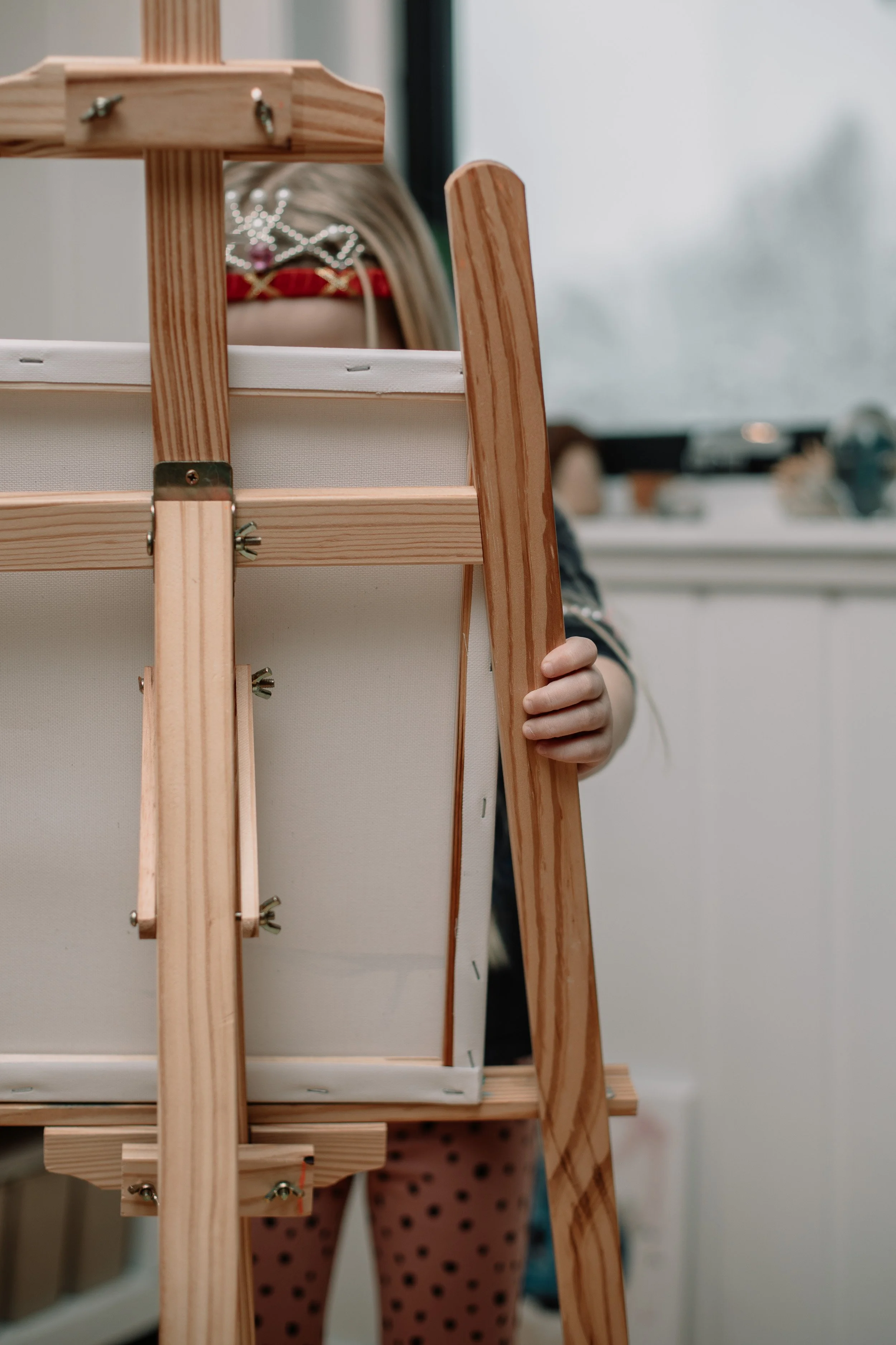 Med tiara i håret og pensel i hånden