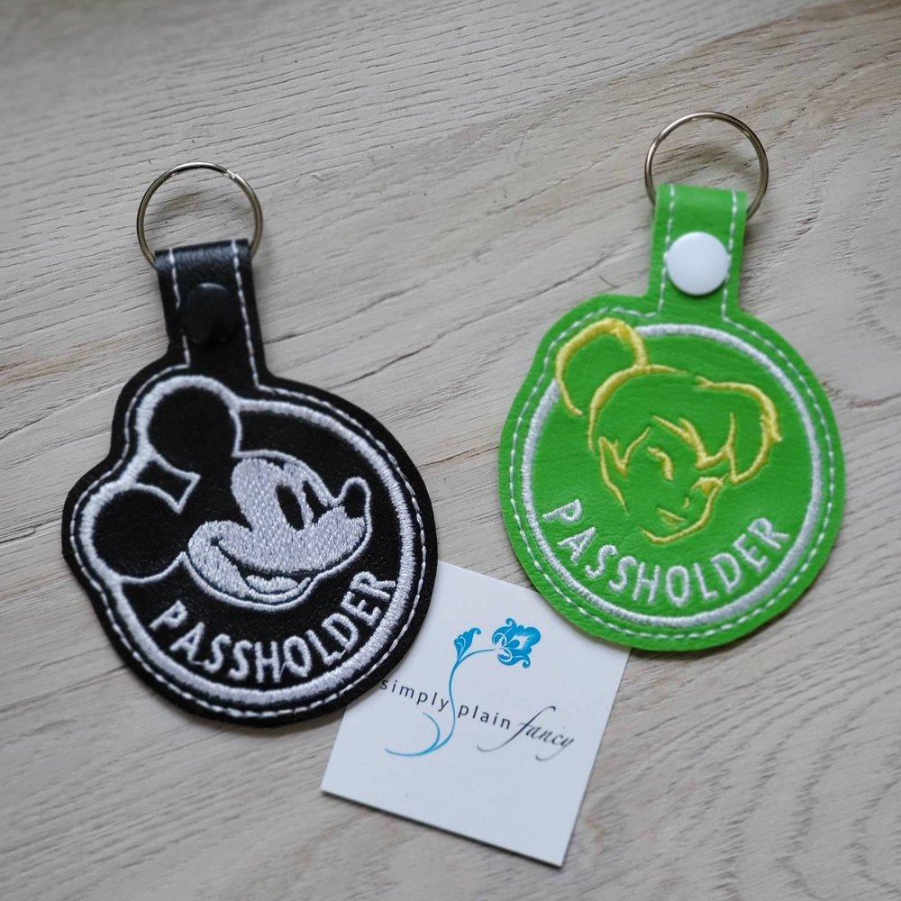 Disney Parks Minnie Hand Sanitizer 1oz Keychain New with Tag 