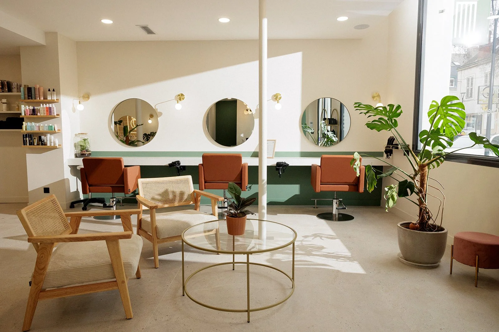 Espace d'accueil du salon de coiffure