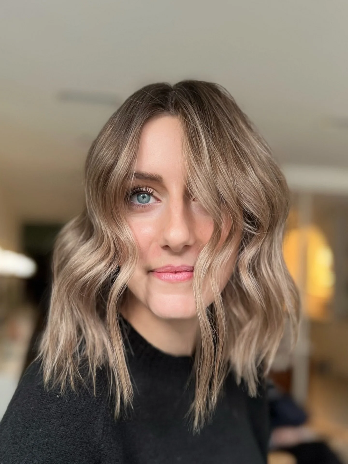 Apr&egrave;s des ann&eacute;es, (des d&eacute;cennies m&ecirc;me😂) de blond platine pour @dly_marine, on a opt&eacute; pour un blond plus fonc&eacute; et avec plus de contraste.

Aujourd&rsquo;hui elle avait simplement envie &laquo;&nbsp;d&rsquo;ess