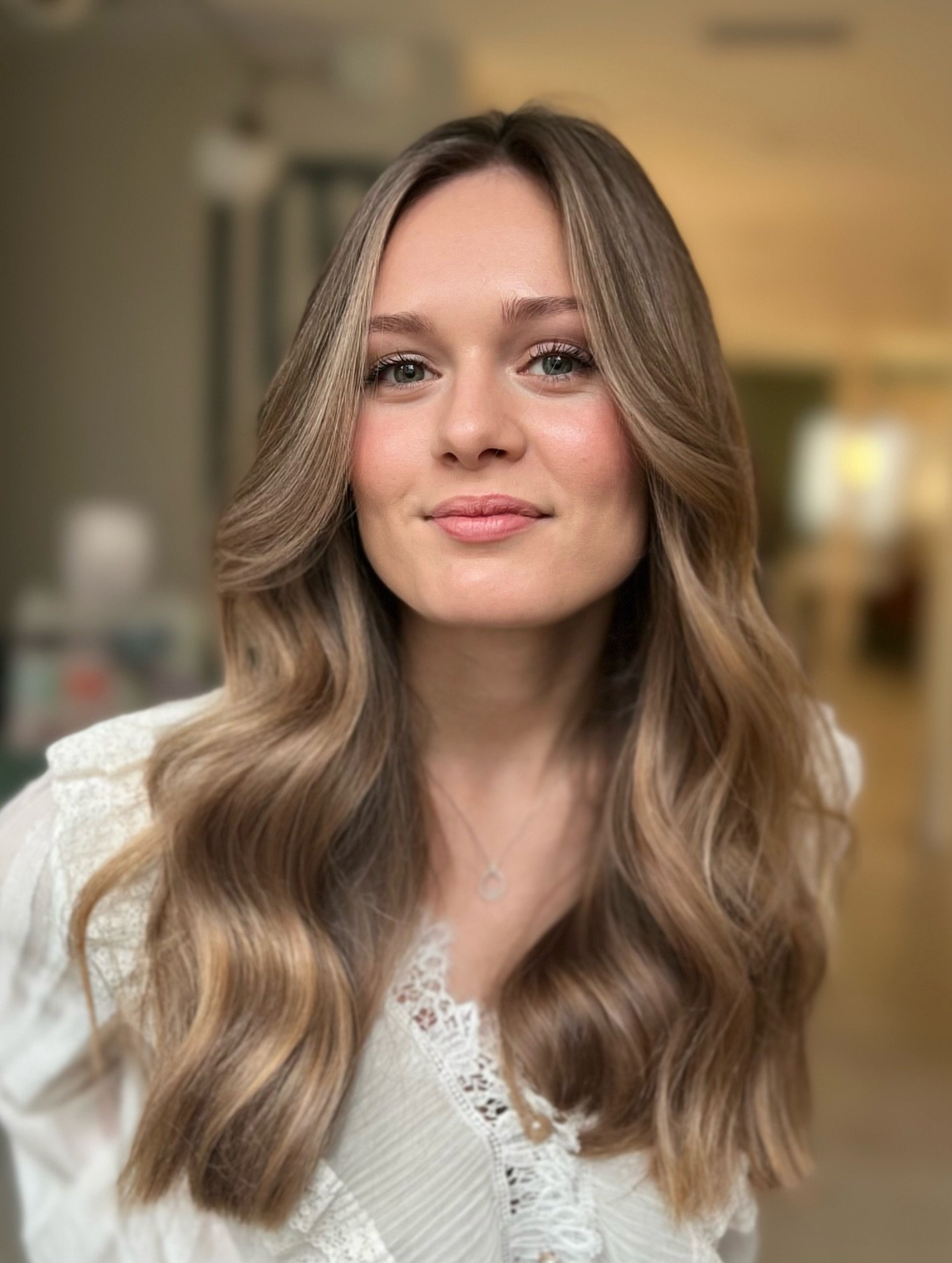 Balayage sur mesure pour ma douce @emmarev__ . 

Apr&egrave;s plus de 2 ans sans balayage, on part sur une teinte biscuit qui s&rsquo;adaptera parfaitement &agrave; sa couleur naturelle.

T&rsquo;en penses quoi ? 🤩