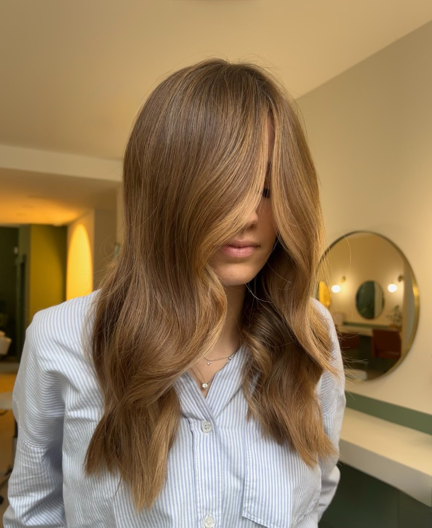 &Ccedil;a y est, c&rsquo;est la reprise et on revient en force !

Un balayage tout en douceur par ici pour affronter l&rsquo;hiver. 🥰

📍Salon arielle
36 rue Boisnet, Angers