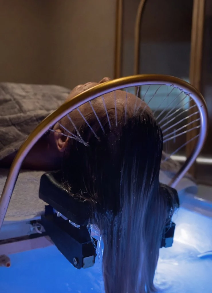 Jets d'eau pendant le protocole Head Spa