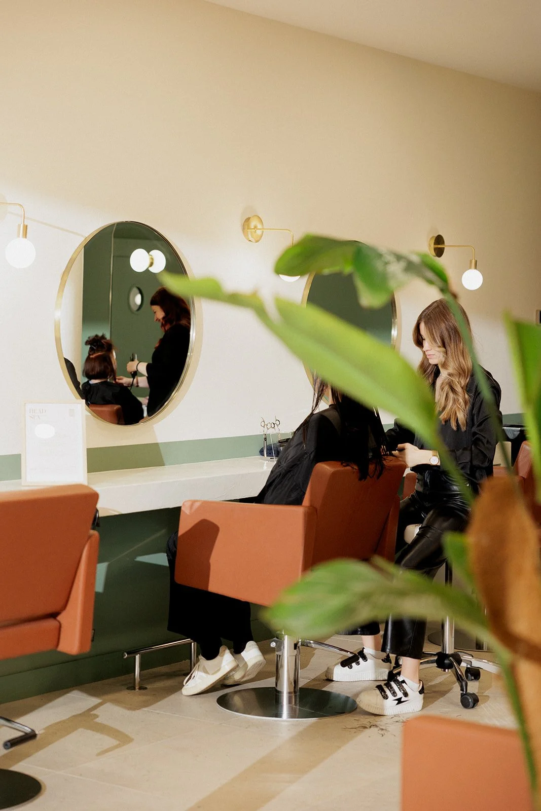 L'équipe au travail coupe les cheveux des clientes