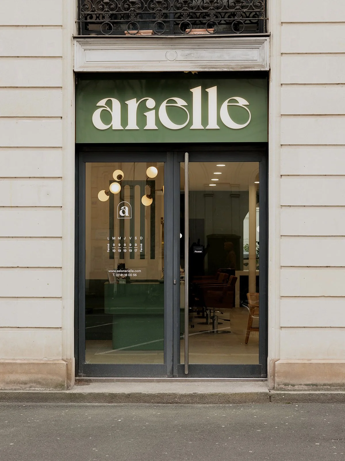 Vue extérieure de la façade du salon de coiffure Arielle avec son enseigne