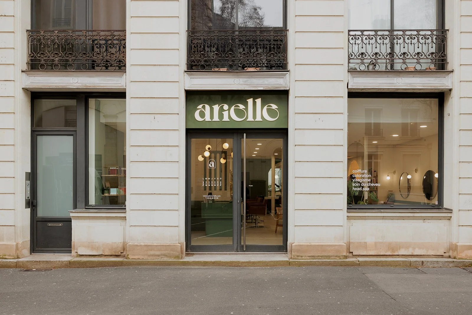 Façade du salon de coiffure Arielle, avec enseigne verte