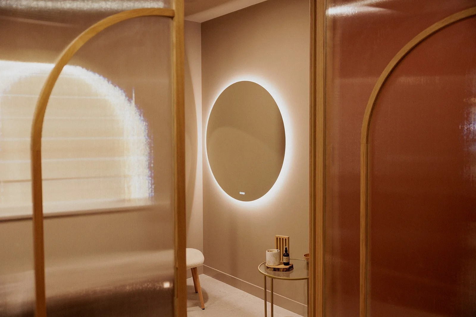 Entrée de la salle dédiée au Head Spa avec son miroir LED
