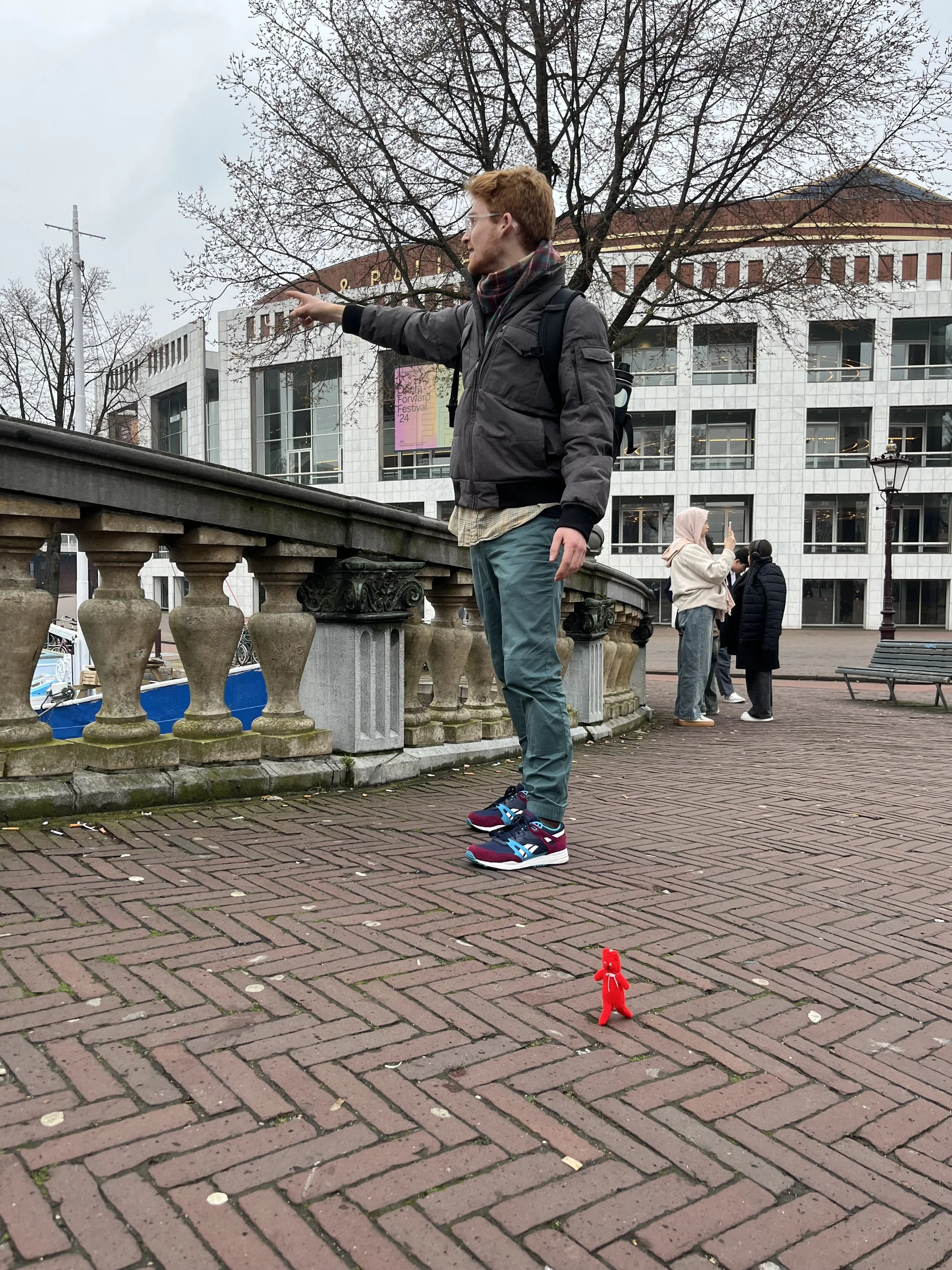 no seriously what the hell is he doing- Chester turn around!!!