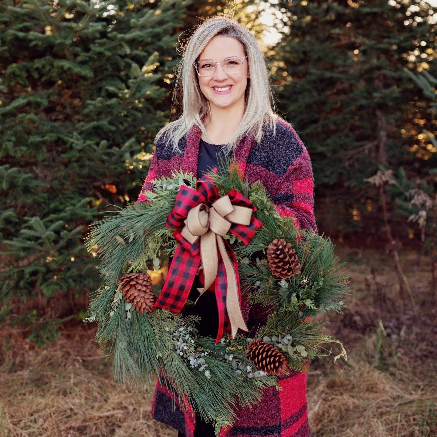 🌲Here we go!!!!

Our first market of the year is happening this Saturday here in Kemptville.

We'll have a good selection of our fresh wreaths, and our dried floral window art with us.

⏰We'd love to see you 12pm-4pm
200 Sanders St. Kemptville

#hol