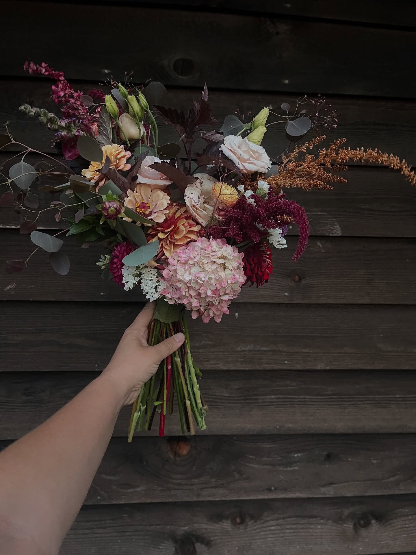 🍁👰🏻&zwj;♀️ Fall bride vibes.

J asked for the fall colours for her big day and we delivered!

#fallwedding #ottawabride #ottawawedding #fallbouquet #kemptville #kemptvilleflowers #wildlingacres #farmflowers