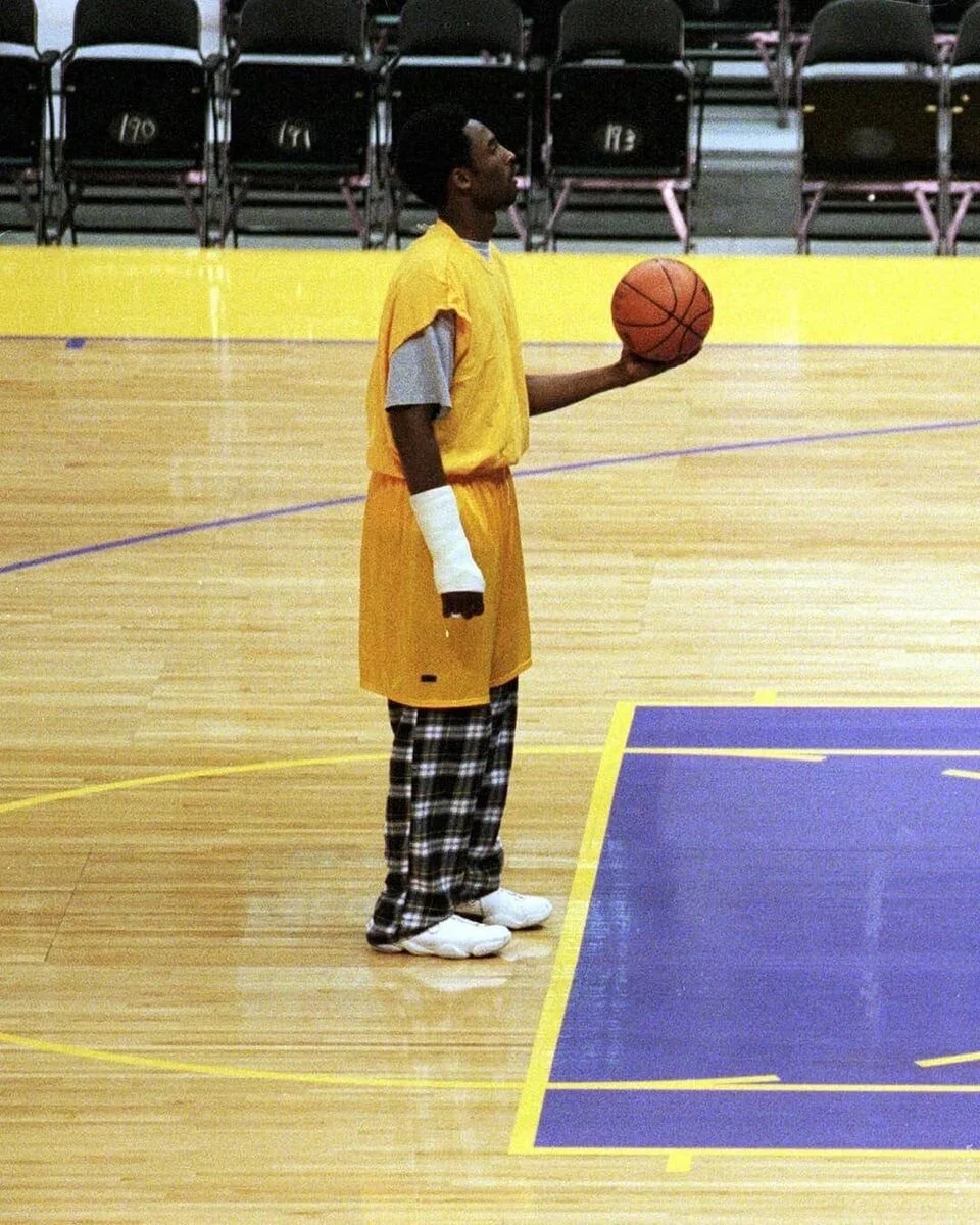 Kobe shooting with cast.