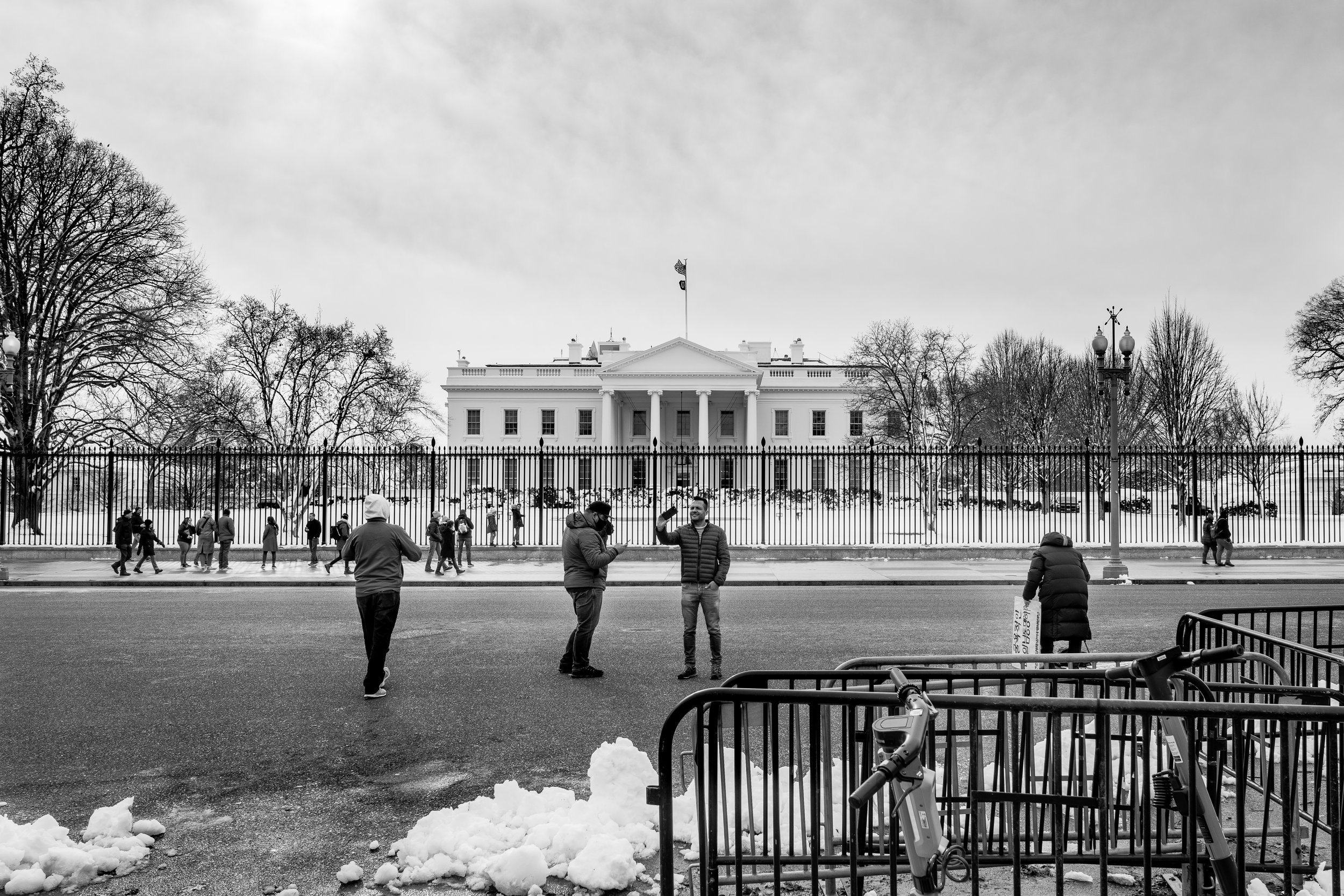 Visitors in front of The White House.