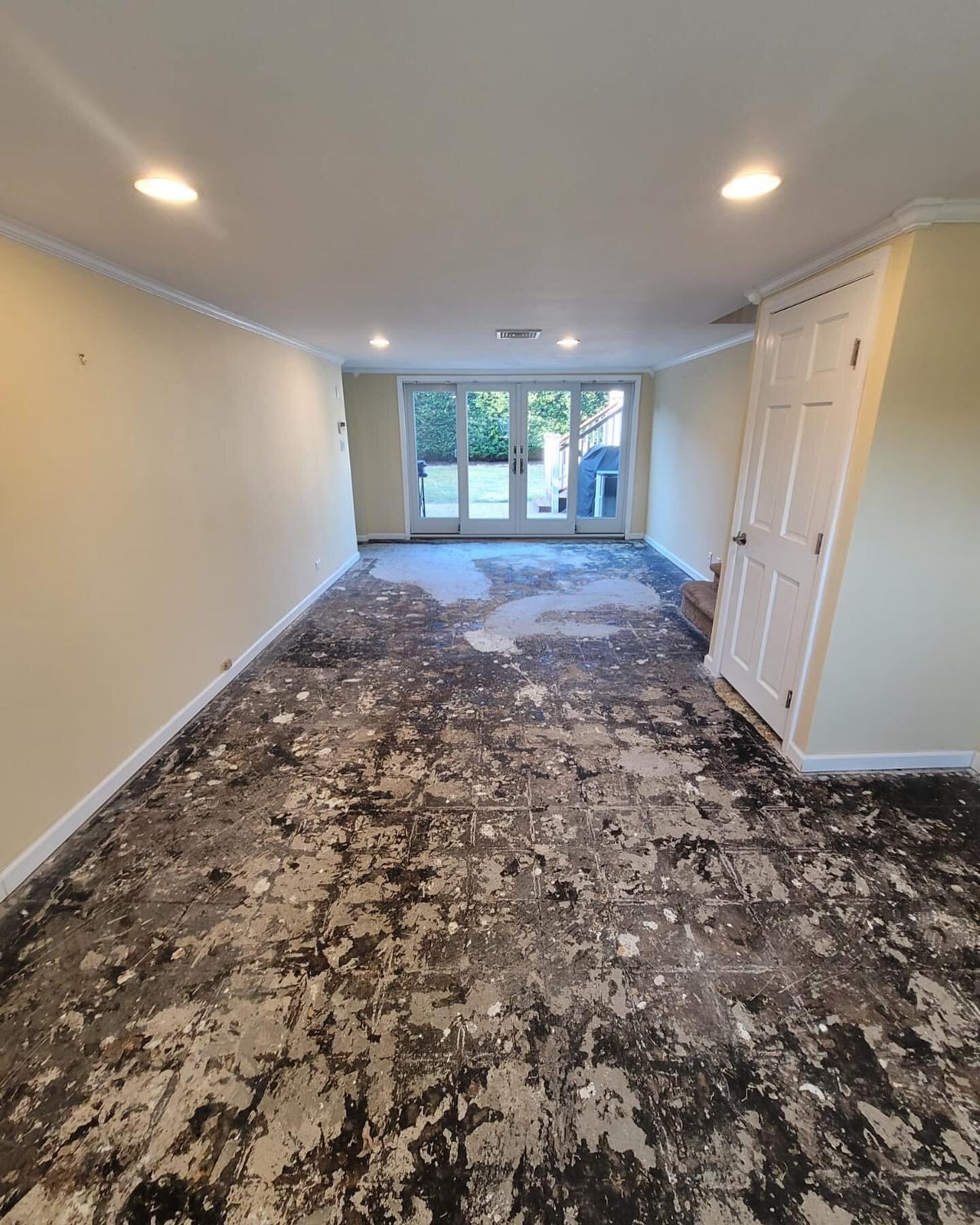 Swipe to see finished product. New tile floor and base molding in farmingdale. Going from carpet to tile really upgrades the space, especially with heated floors.
#farmingdale #renovation #homerenovation #tile #longislandrenovation #longislandcontrac