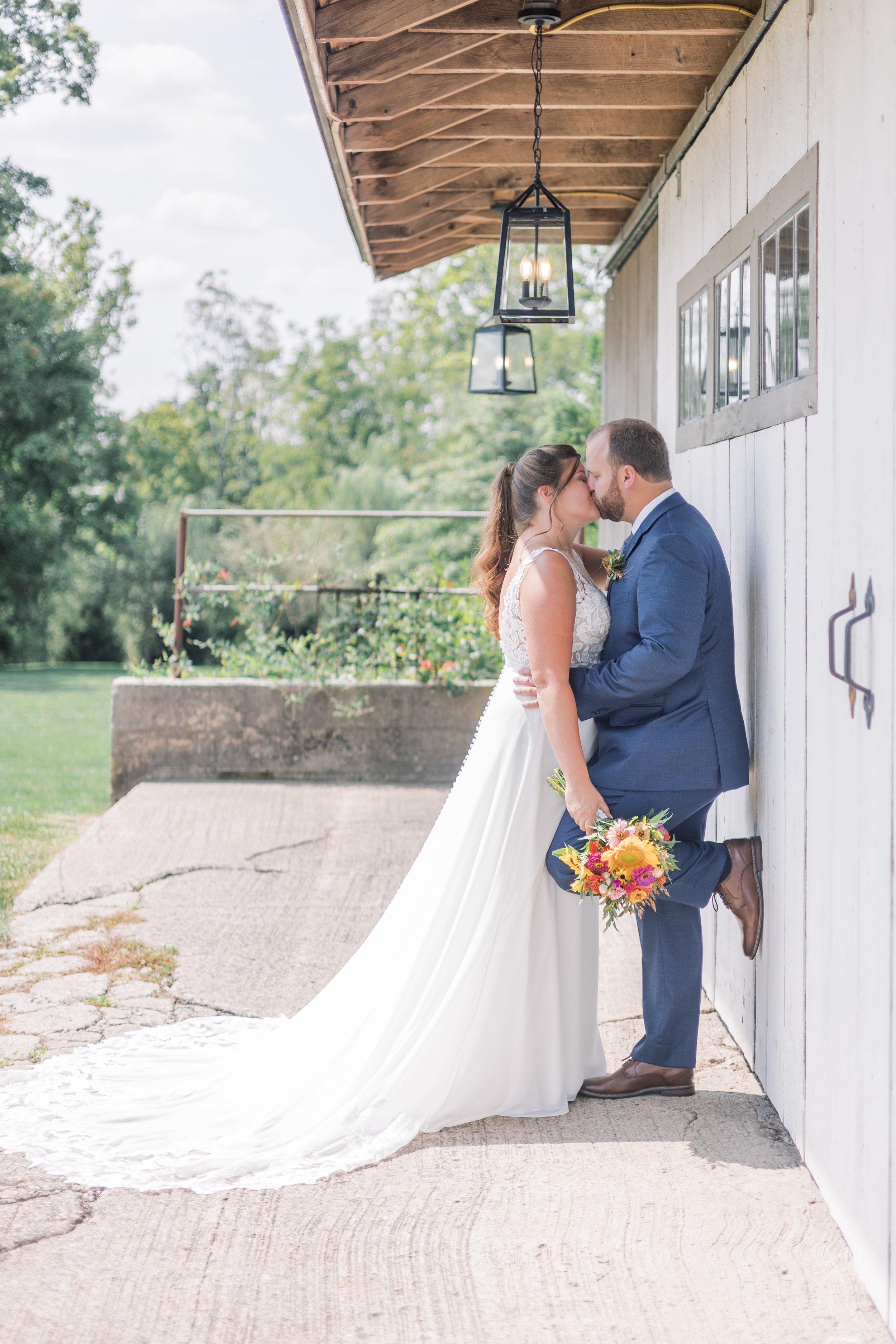 Lindsay &amp; Nick | A Laid-Back Summer Wedding at Historic Stonebrook Farm