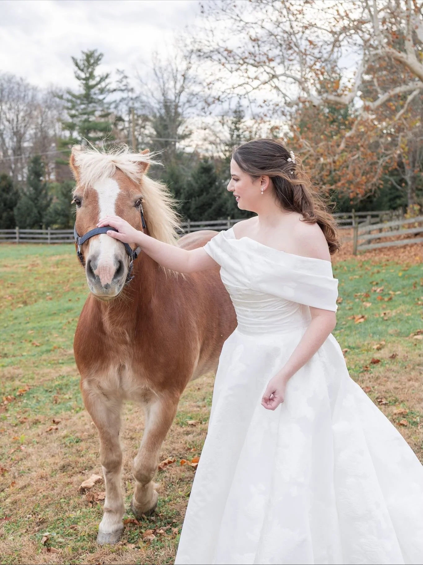 Melanie + Kyle tied the knot at @durhamhillfarm over the weekend and it was what all my fall dreams are made of! The huge tree on the property was showing off, and the ceremony site had a beautiful covering of yellow leaves all around. Seriously, thi