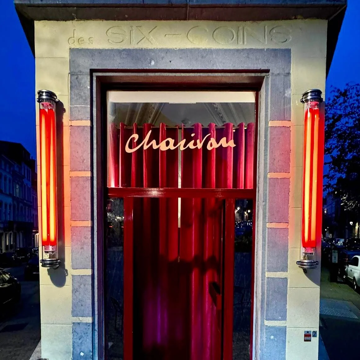 Peinture en lettre et création d’identité visuelle. 
Retour en image sur le premier rendez-vous avec @charivari_bistro ❣️🖍️
#peintureenlettres #graphicdesign #branding