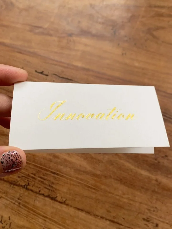 Calligraphie dor&eacute;e personnalis&eacute;e pour les tables de @innovevents_brussels 
Soigneusement trac&eacute;e &agrave; la main pour apporter une touche d&rsquo;&eacute;l&eacute;gance et de raffinement &agrave; un &eacute;v&eacute;nement hors d