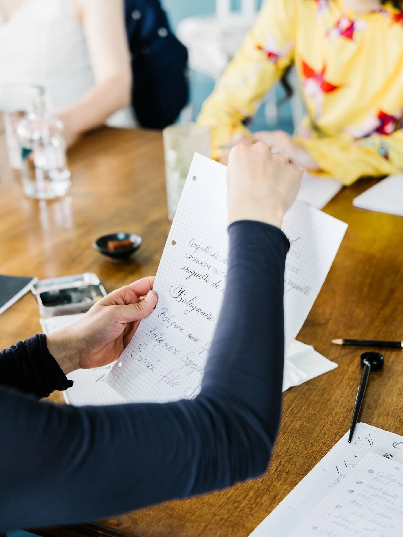 Atelier de calligraphie autour de l&rsquo;art de la table. 
Photos : Merci &agrave; @martinpilette_prod !