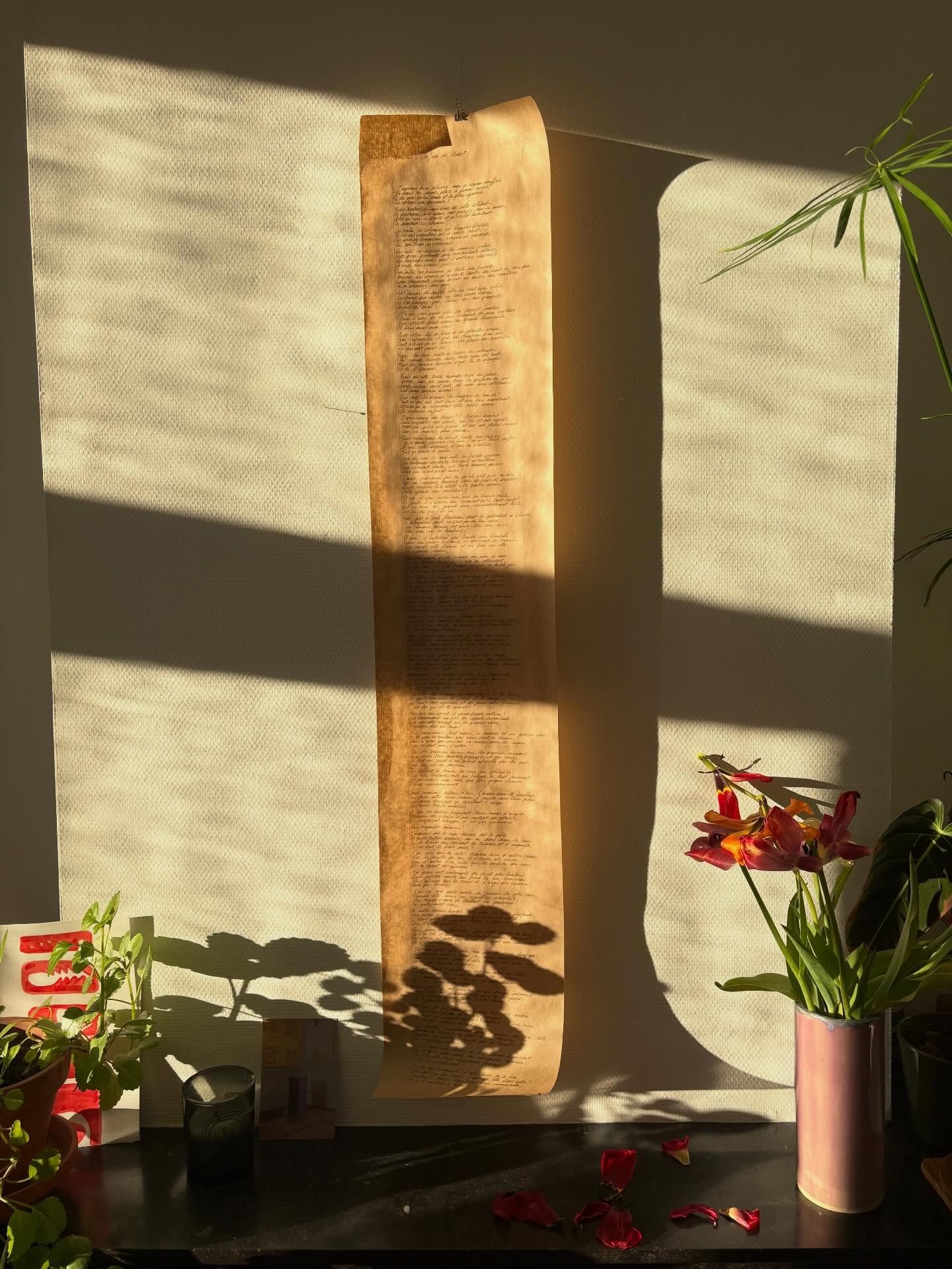 Rouleau po&eacute;tique n&deg;1
Souvenir, Alfred de Musset
Encre sur papier kraft, 127x24 cm 

Stylo : @ystudiostyle
Vase : @elkhourymaryline