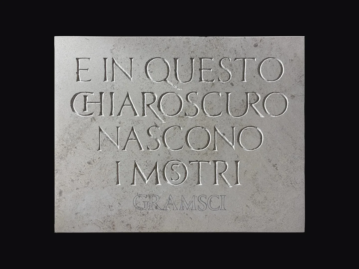 Parce qu&rsquo;il faut bien commencer par une premi&egrave;re pierre. 
Gravure sur pierre : &laquo;&nbsp;Et dans ce clair obscur naissent les monstres&nbsp;&raquo; Gramsci 
Merci @rodolphegiuglardo7 pour ton apprentissage sensible et de qualit&eacute