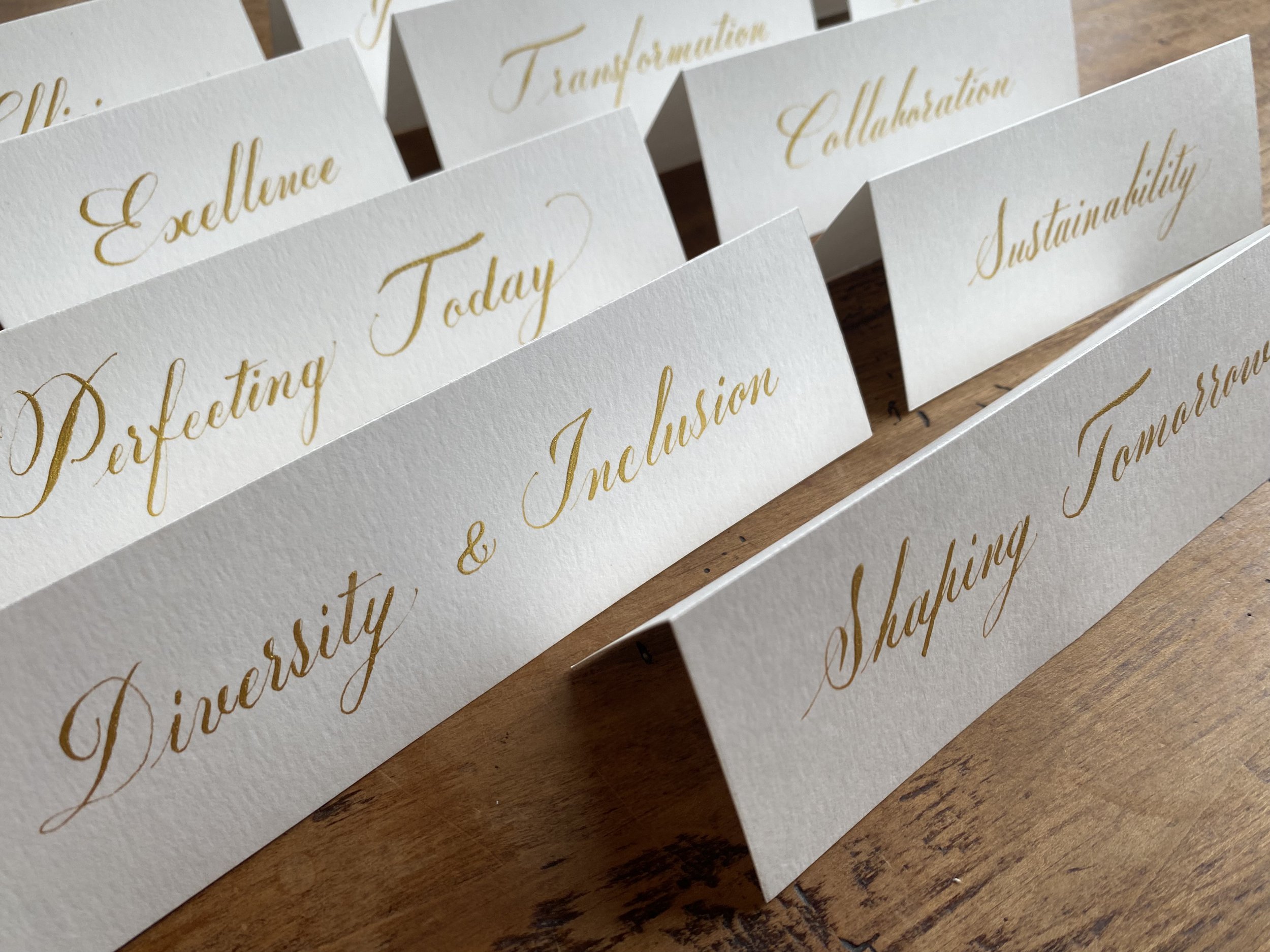 calligraphie sur-mesure pour célébrer mariages, événements et instants précieux. Faire-part personnalisés, invitations, cartes de vœux et papeterie fine : création sensible et réalisée à la main