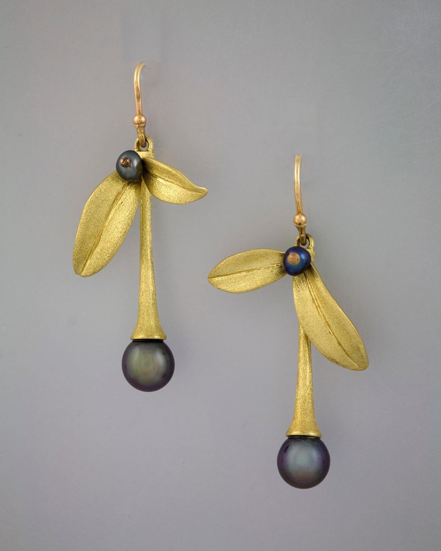 Berry joy earrings,18k gold and black pearl, photographed @fredcmoses