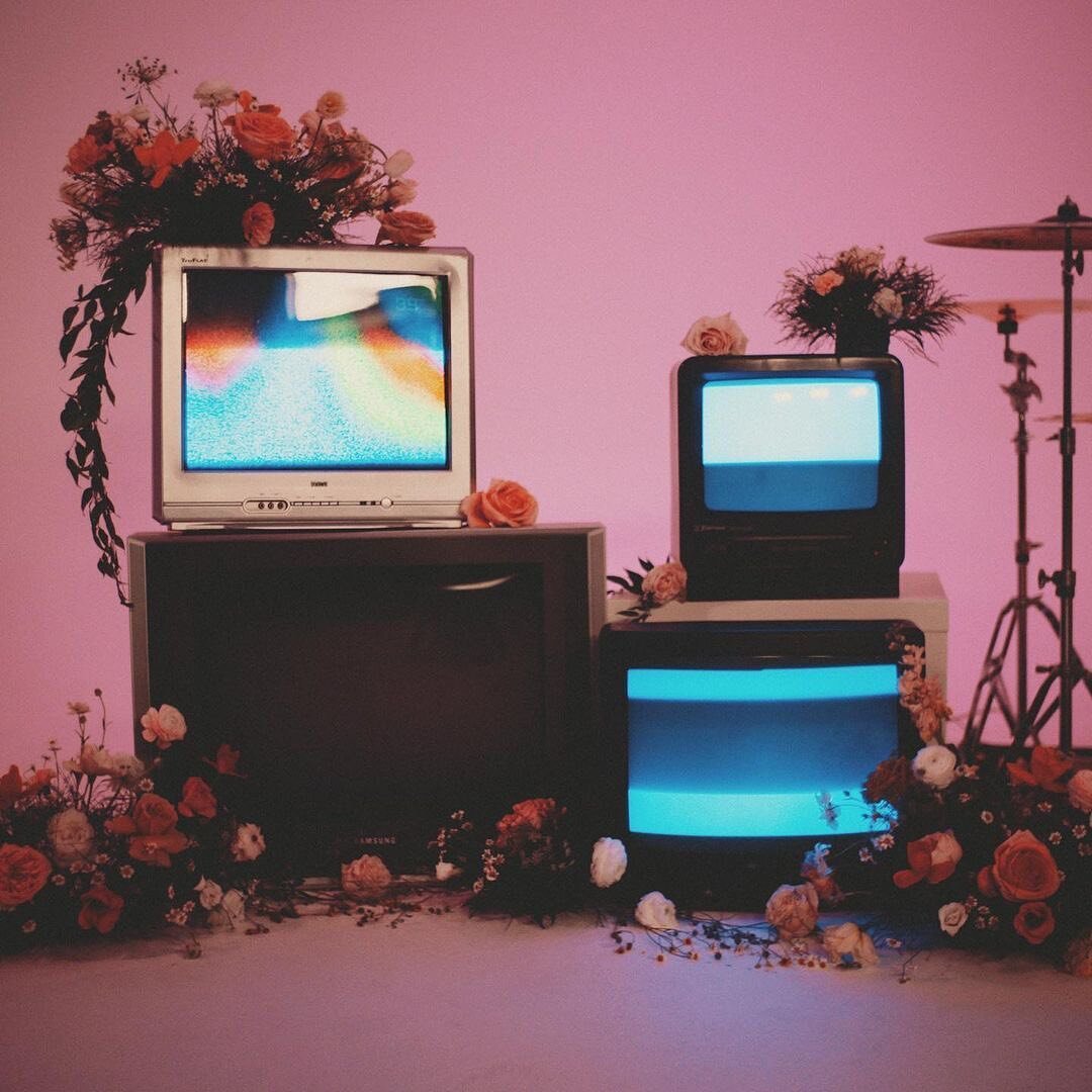 vintage TVs + flower decorations 😍 

Repost from @nvrbtr4ever
&bull;
Got something really cool in the works 💐

🎥 @taubrxy