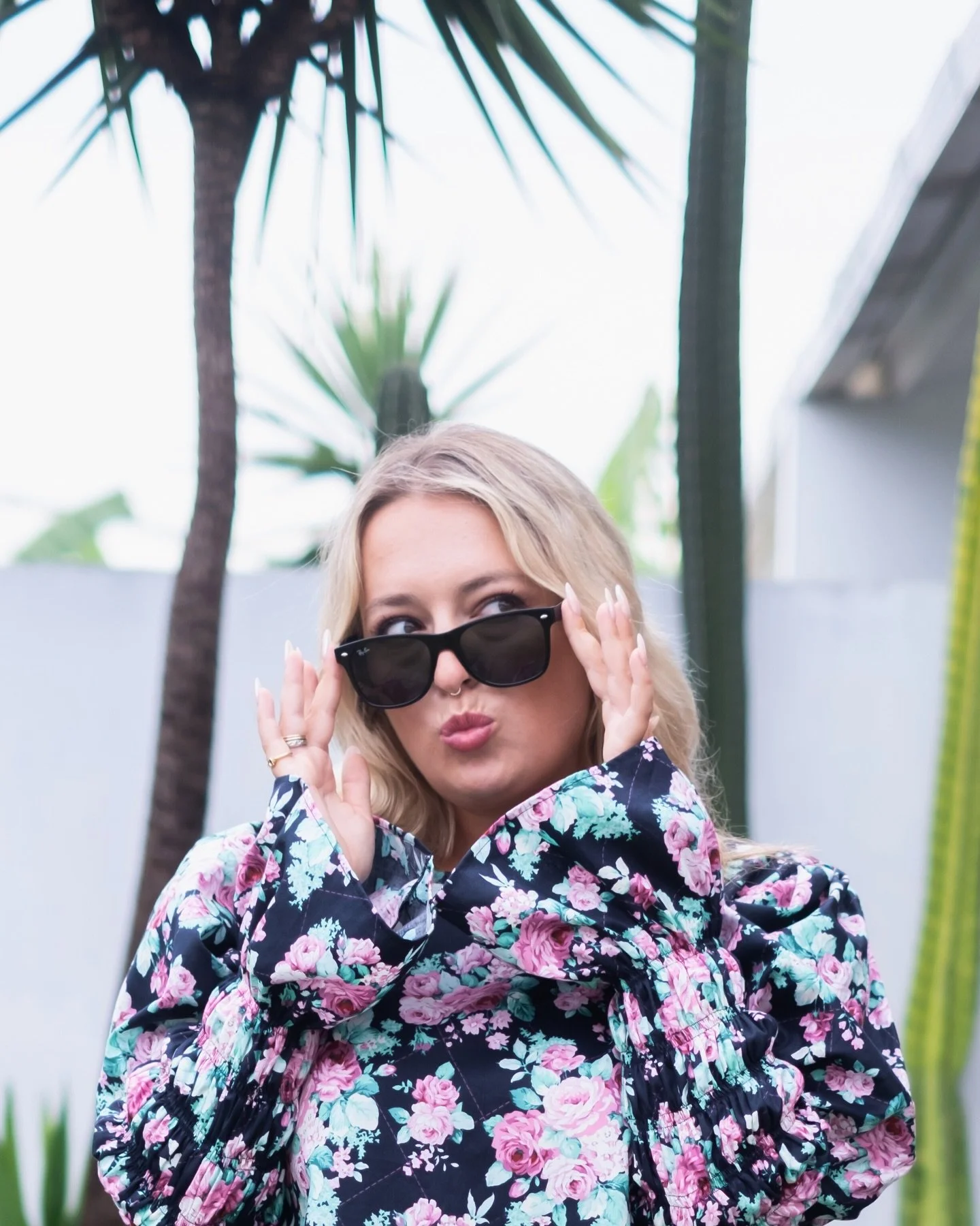 Florals for winter? Groundbreaking!
Shop some moody winter florals online now.