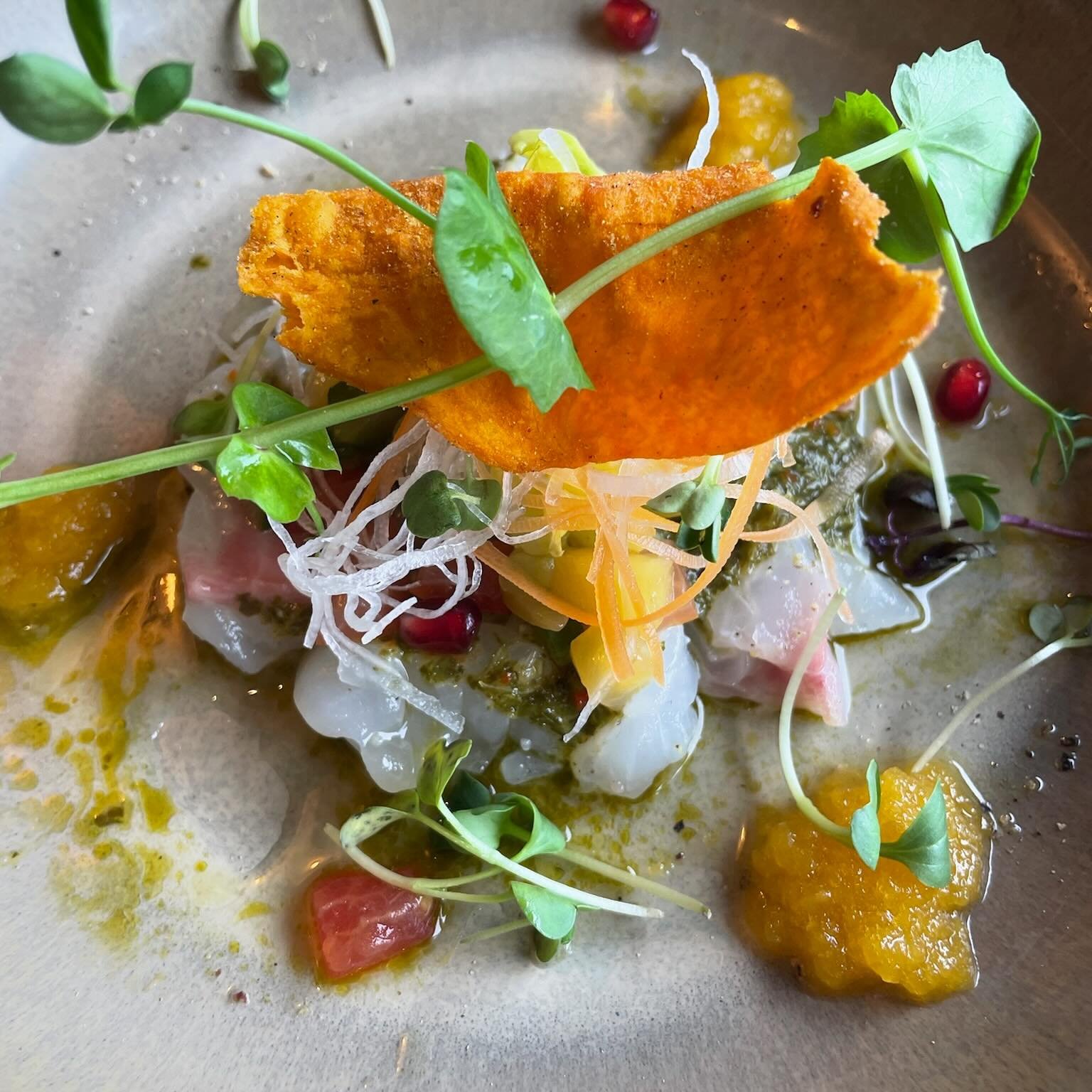 Bij een zomerse dag, hoort een zomers bord ☀️ Vandaag is dat onze ceviche van zeebaars 🥰